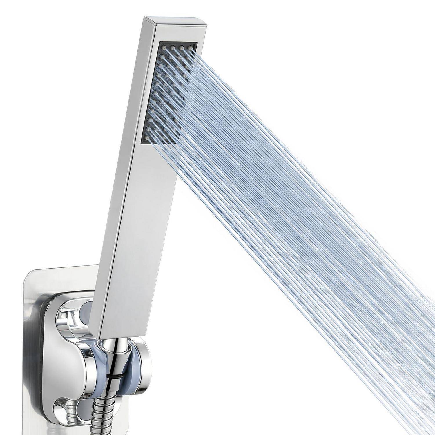 Quadratischer, an der Wand montierter Duschkopf aus Chrom, der einen breiten Wasserstrom diagonal nach unten sprüht.