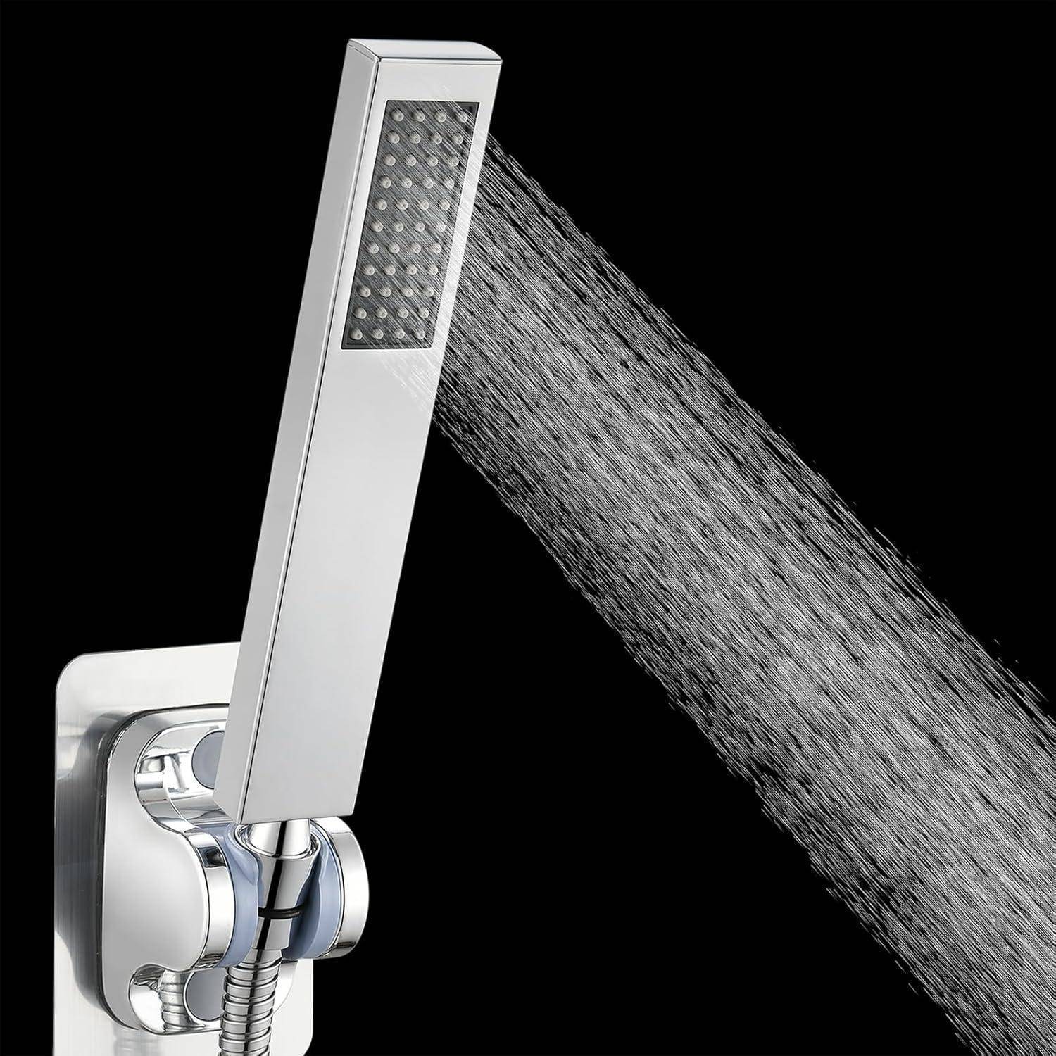 Moderner verchromter tragbarer Duschkopf an einer Wand montiert, mit einem starken diagonalen Wasserstrom vor schwarzem Hintergrund.