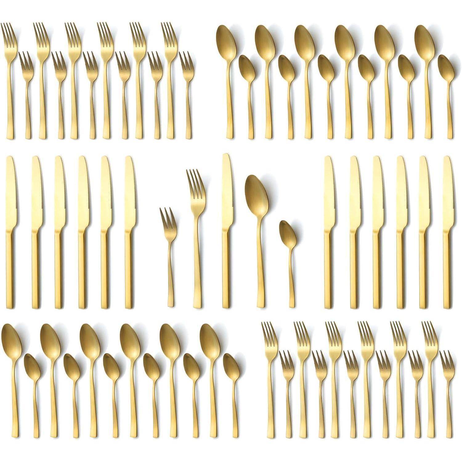 Gitter von goldfarbenen Bestecksets auf weißem Hintergrund, das wiederholte Gabel, Löffel und Messer zeigt, die in Reihen angeordnet sind.