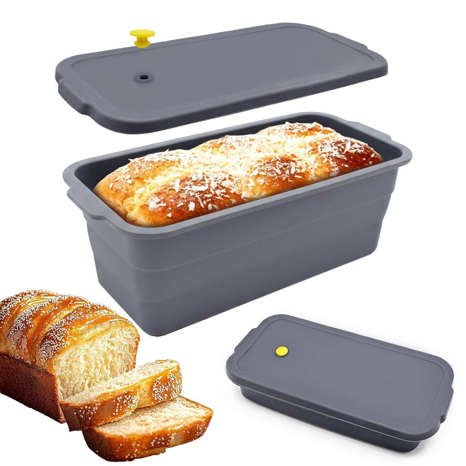 Grauer Brotkasten mit Deckel und gelbem Belüftungsloch; geöffnet dargestellt mit einem gebackenen Laib darin und geschnittenem Brot daneben.