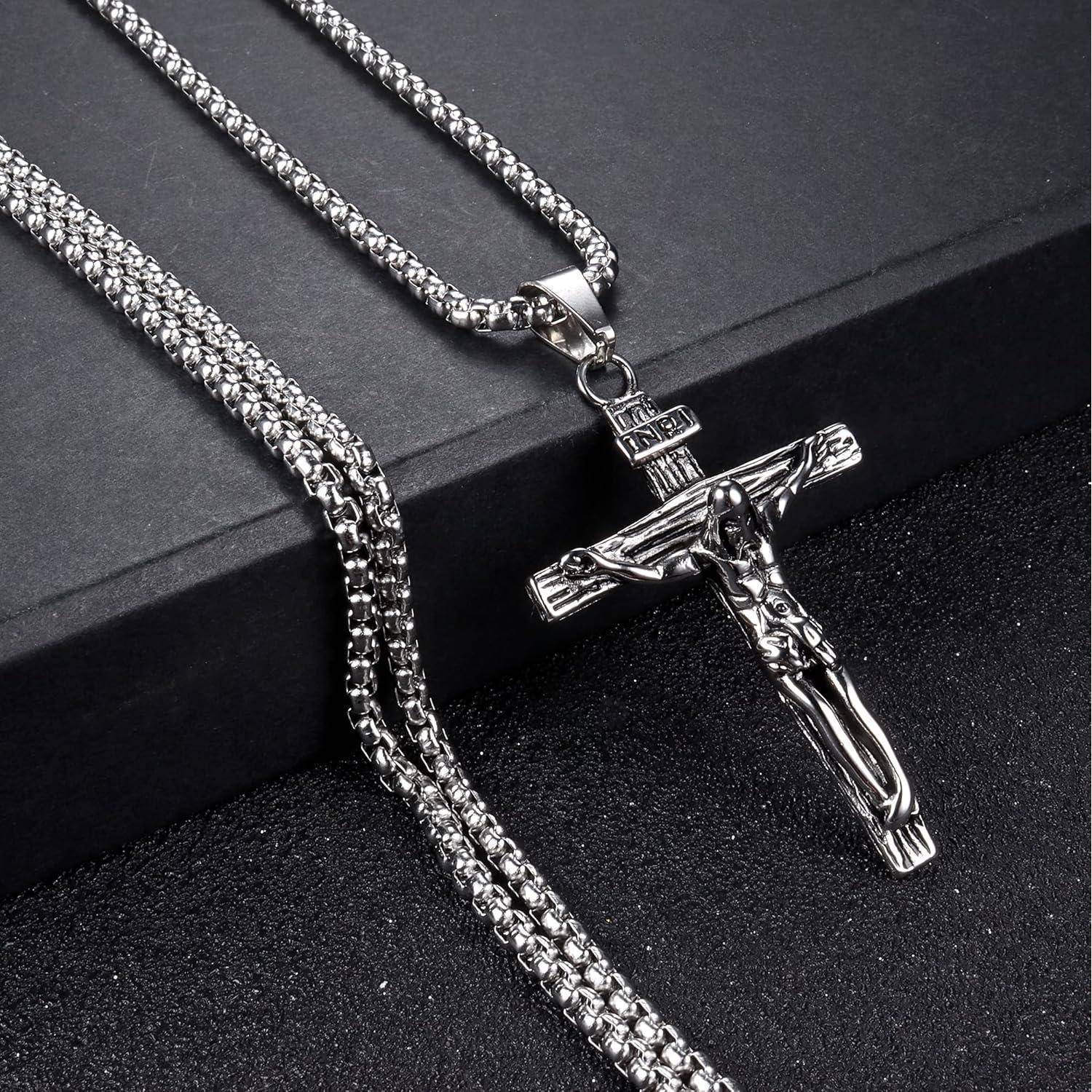 Silbernes Kruzifix-Anhänger-Halsband mit einer detaillierten Jesusfigur an einer Kette, auf schwarzem Hintergrund präsentiert.