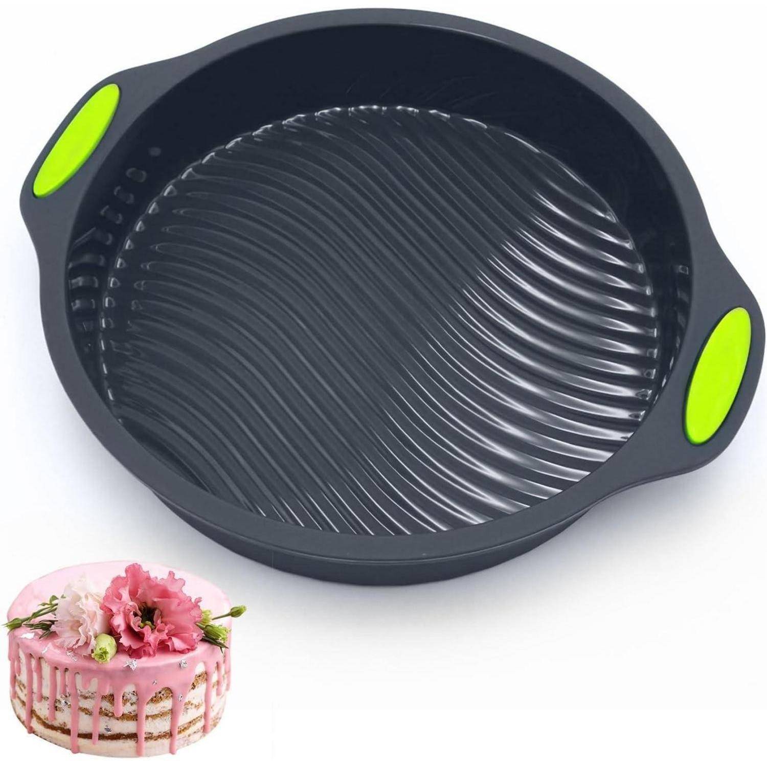 Schwarze runde gerillte Backform mit grünen Griffen, dargestellt über einer kleinen rosa glasierten Kuchenillustration, die eine Kuchenform andeutet.