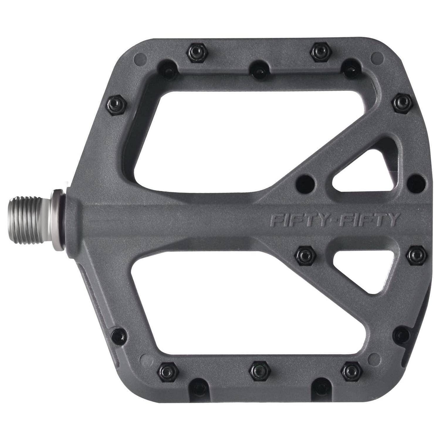 Graues Fahrradpedal mit metallischer Spindel und dem Markennamen 'FIFTY-FIFTY', der in den Körper eingeprägt ist, auf weißem Hintergrund gezeigt.