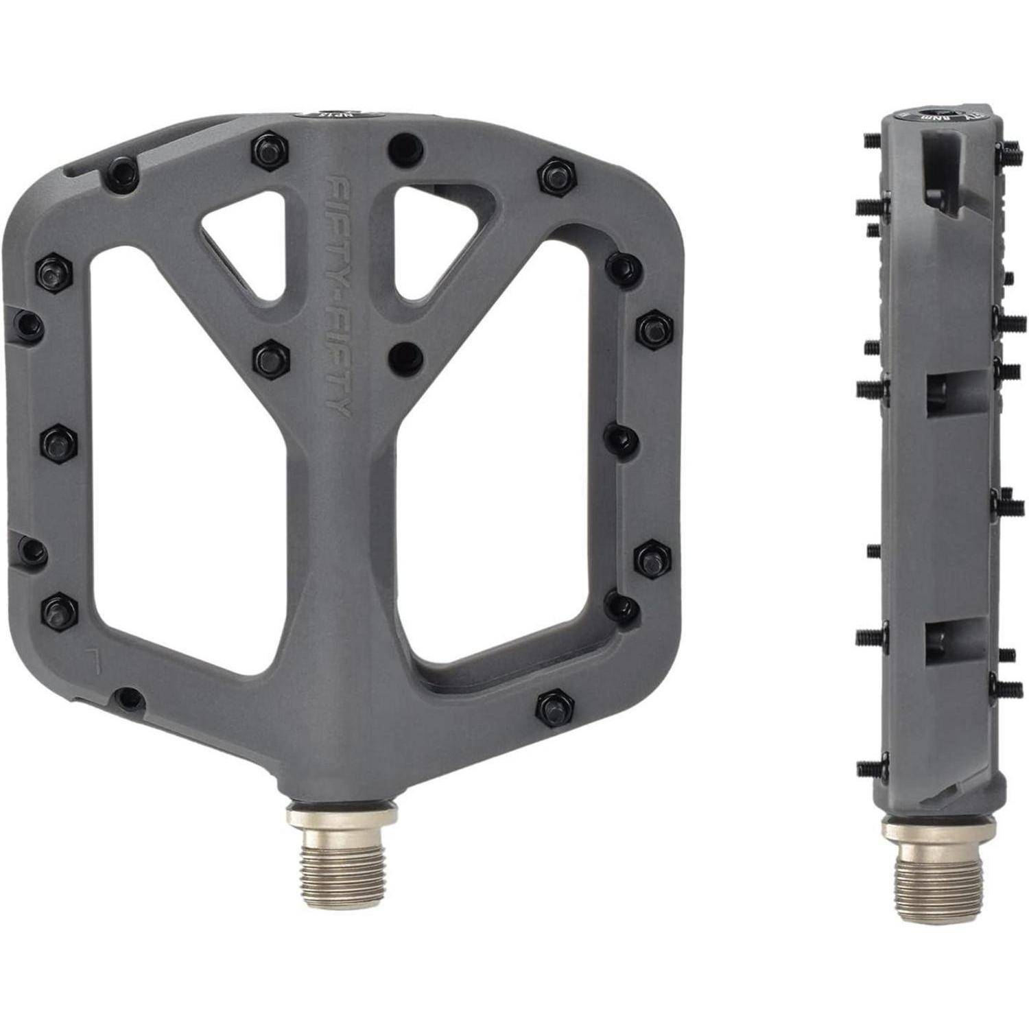Graues flaches Fahrradpedal in Vorder- und Seitenansicht, mit Metallachse und Haftstiften.