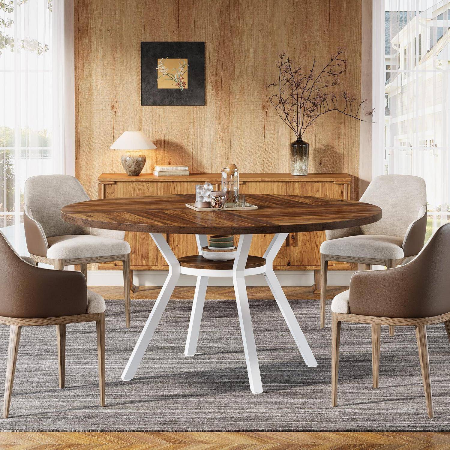 Modernes Esszimmer mit rundem Holztisch, vier gepolsterten Stühlen, Sideboard, Lampe und Vasendekoration vor holzgetäfelten Wänden.