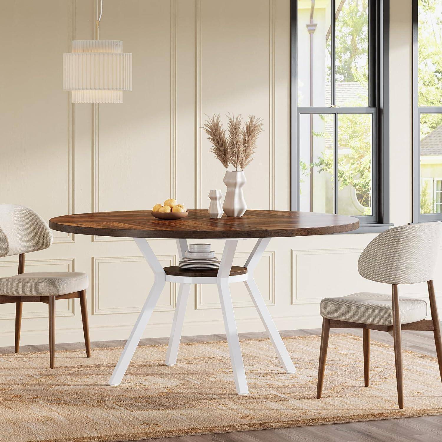 Modernes Esszimmer mit rundem Holztisch, zwei beigen Stühlen, Vasenmittelstück, hängender Leuchte und großem Fenster, das Tageslicht hereinlässt.