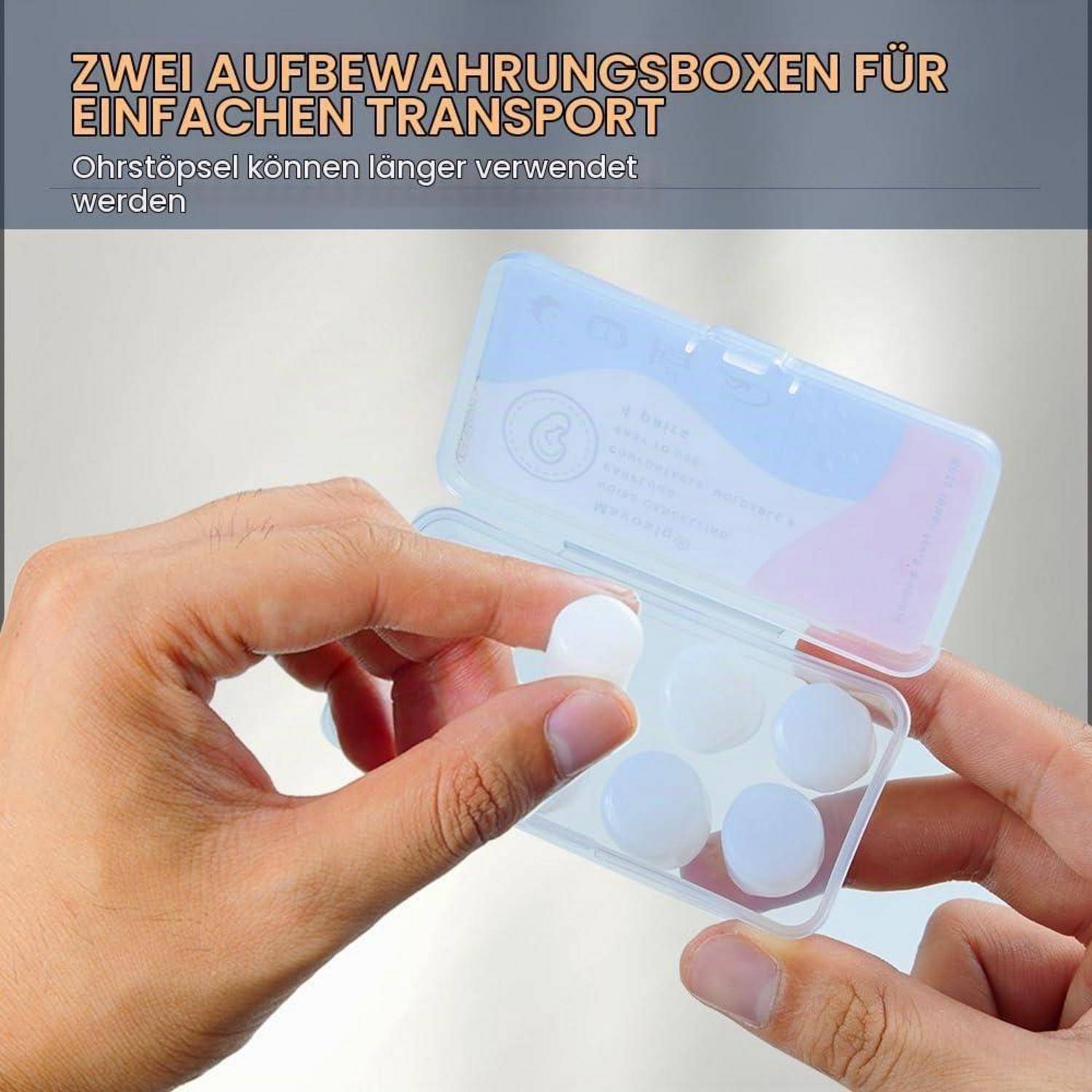 Hände halten eine kleine durchsichtige Aufbewahrungsbox mit weißen Ohrstöpseln; deutscher Text sagt 