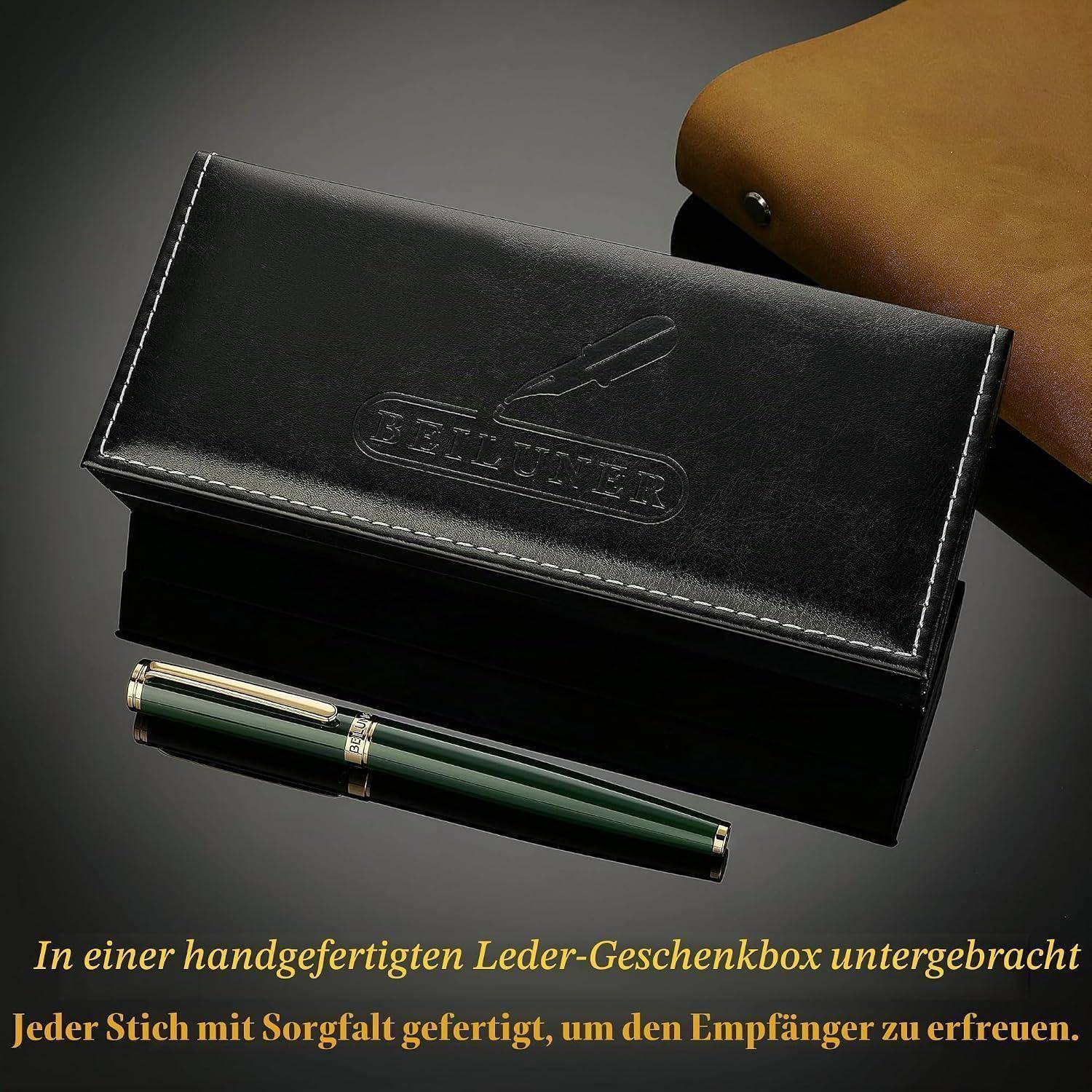 Schwarze Ledergeschenkbox mit einem grün-goldenen Kugelschreiber, gezeigt auf dunklem Hintergrund; deutscher Text unten besagt, dass es handgefertigt ist und den Empfänger erfreuen soll.