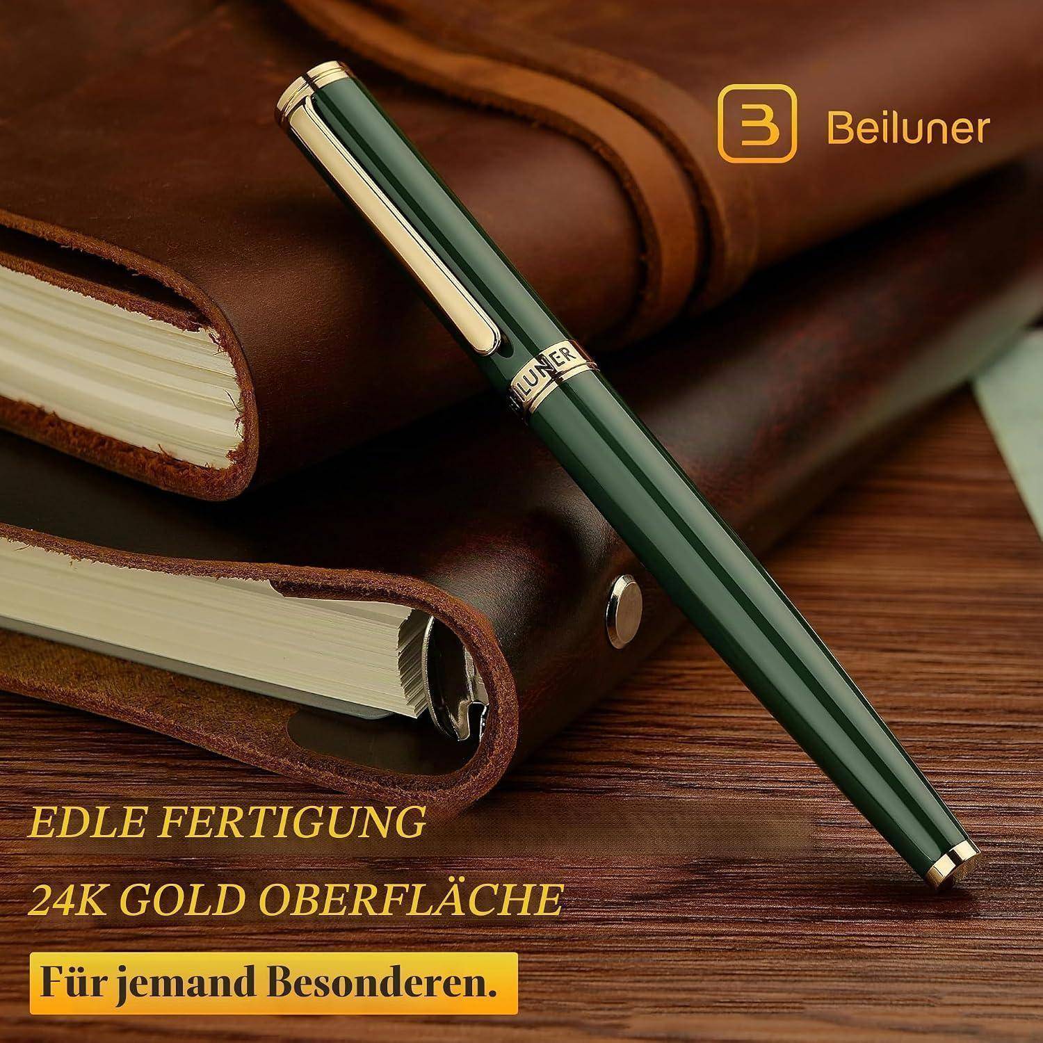Grüner und goldener Beiluner Stift auf Ledernotizzüchern, mit deutschem Anzeigentext: 'EDLE FERTIGUNG', '24K GOLD OBERFLÄCHE', 'Für jemand Besonderen.