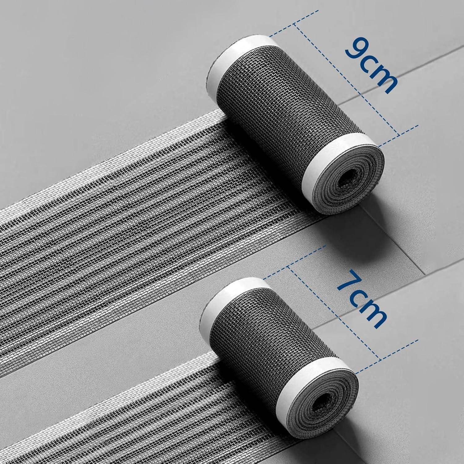 Zwei aufgerollte Maschenstreifen, die auf einer grauen Oberfläche gezeigt werden, sind mit 9 cm und 7 cm gekennzeichnet, um ihre Breiten anzugeben.