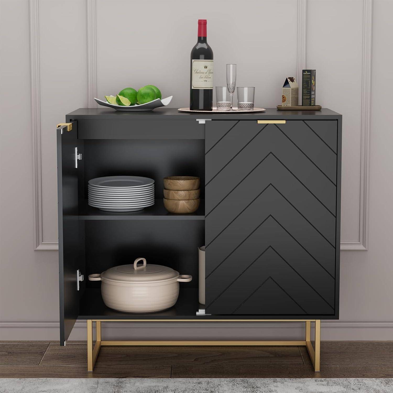 Modernes schwarz-goldenes Sideboard mit offenen Regalen, auf denen Geschirr und ein Topf stehen, oben mit Wein, Gläsern und einer Schale mit Limetten.