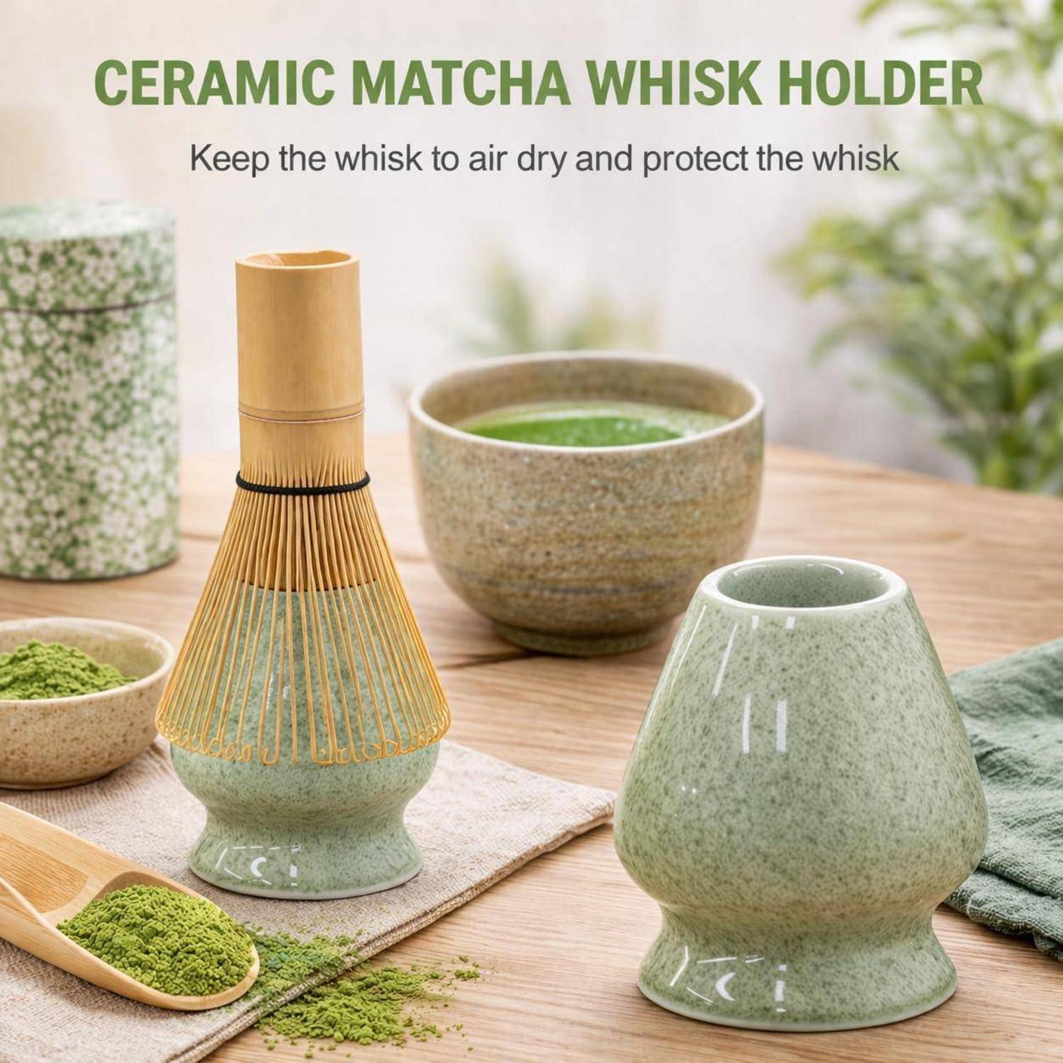Keramik-Matcha-Schneebesen-Halter Produktfoto mit der Beschriftung „Halten Sie den Schneebesen zum Lufttrocknen und schützen Sie den Schneebesen", das zwei grün gesprenkelte Halter und Matcha-Schalen auf einem Holztisch zeigt.