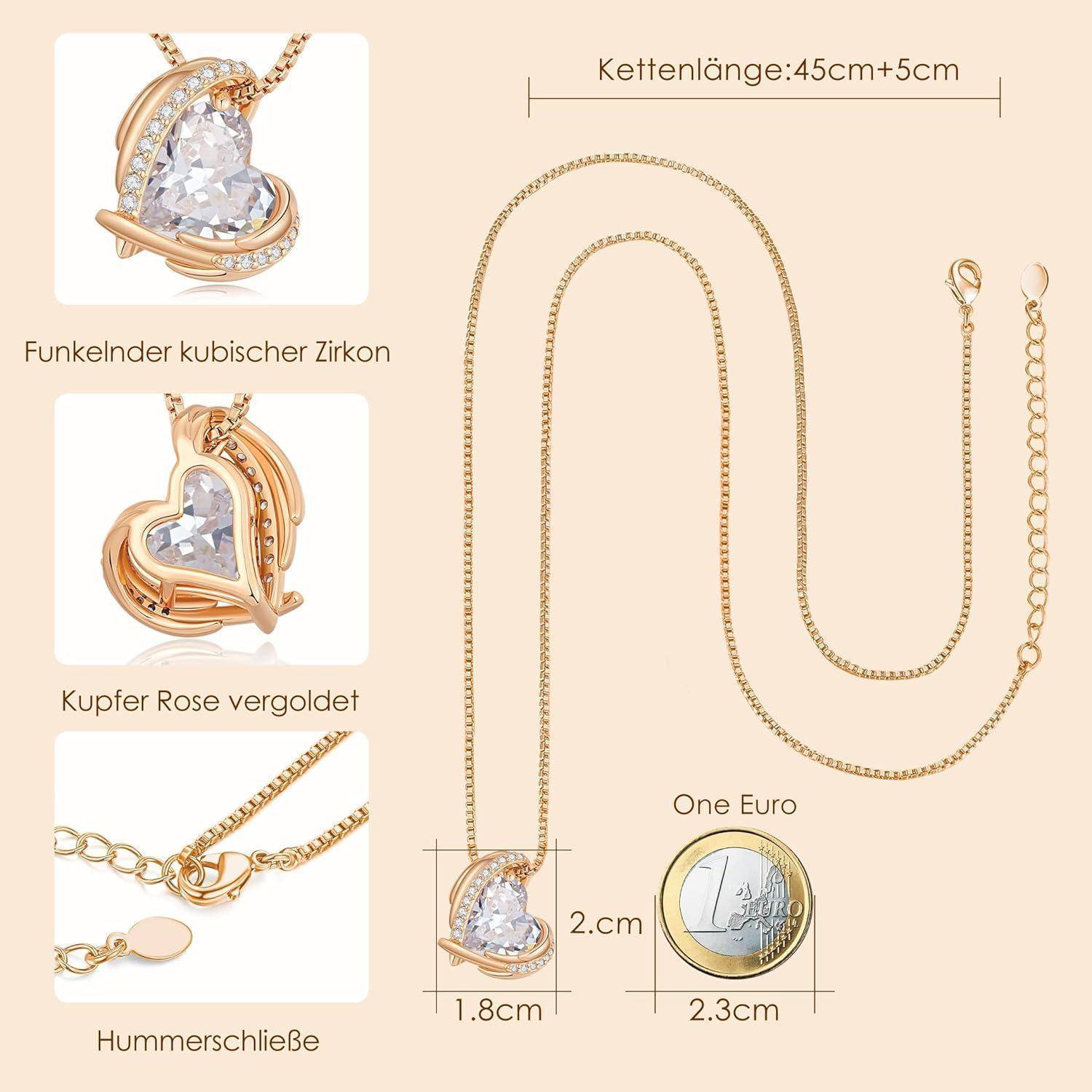 Goldfarbige Herzanhänger-Halskette mit klarem Zirkon, Hummerkrallenver­schluss und Größenangaben: Kettenlänge 45+5 cm, Anhänger 2,2 cm × 1,8 cm.
