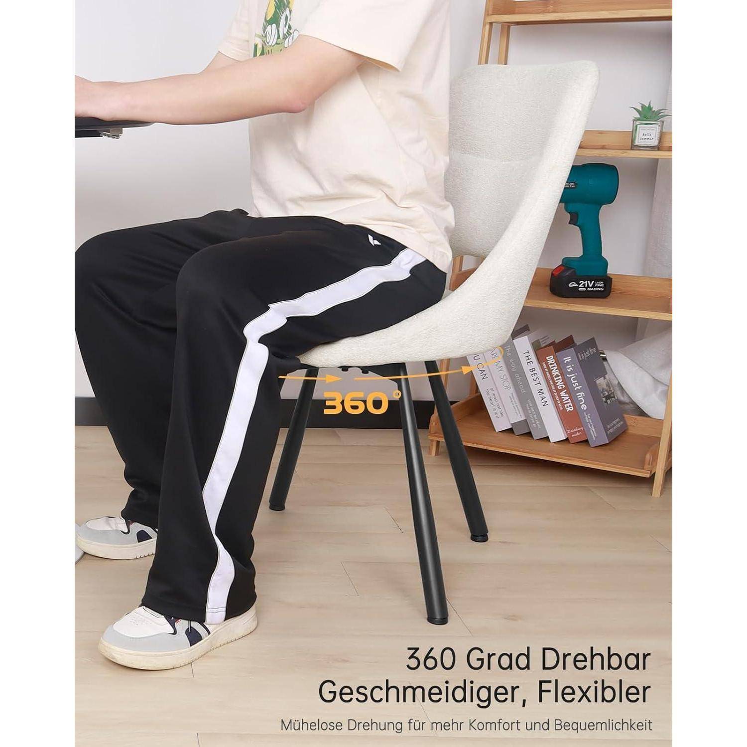 Person sitzt auf einem 360-Grad-Drehstuhl mit weiß gepolstertem Sitz und schwarzen Beinen, gezeigt in einer Home-Office-Umgebung; deutscher Text lautet „360 Grad Drehbar, Geschmeidiger, Flexibler