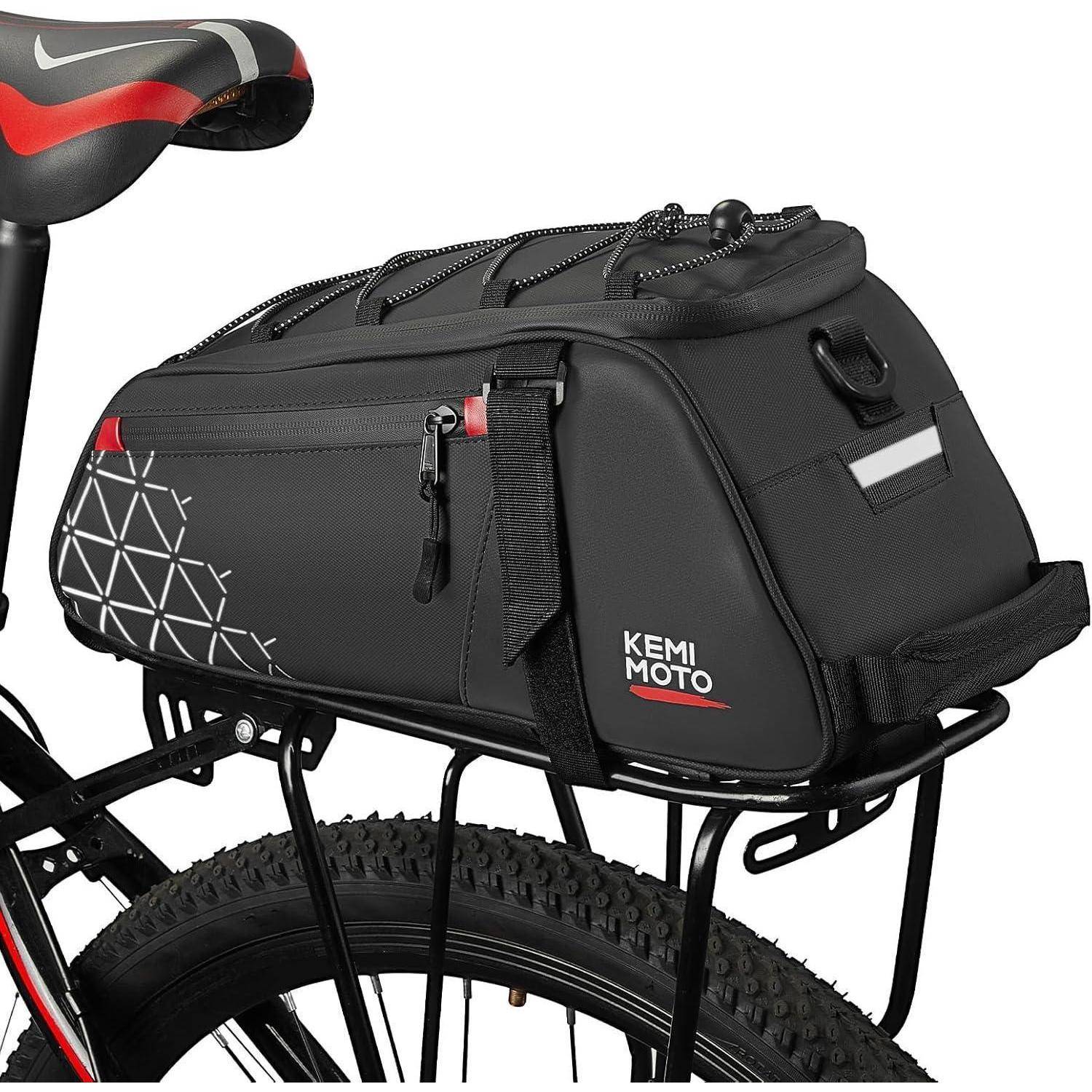 Schwarze KEMIMOTO Fahrrad-Heckgepäckträgertasche, die über dem Hinterrad am Fahrrad montiert wird, mit Reißverschlussfächern und reflektierenden Akzenten.