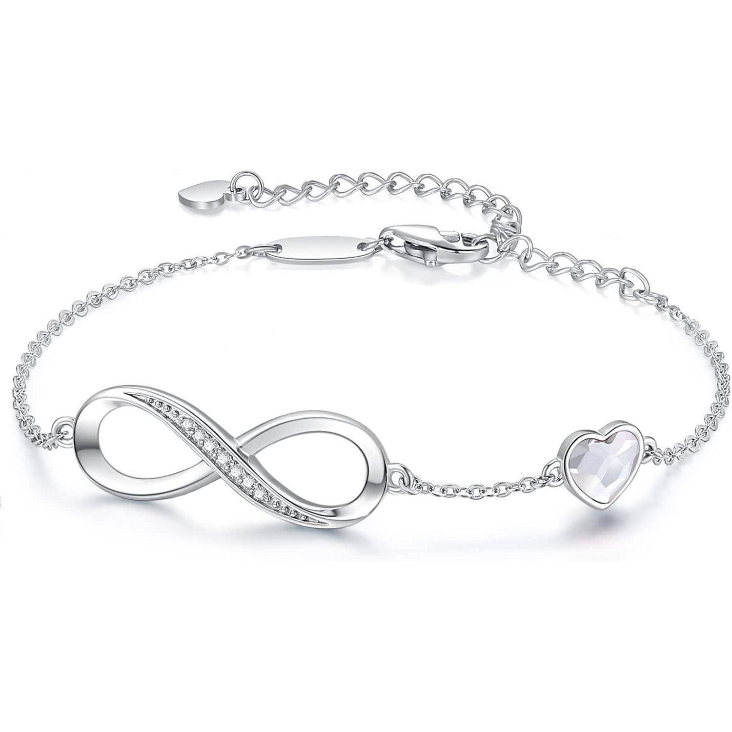 Silbernes Armband mit einem Unendlichkeitssymbol-Charm und einem herzförmigen Charm, gezeigt auf weißem Hintergrund.