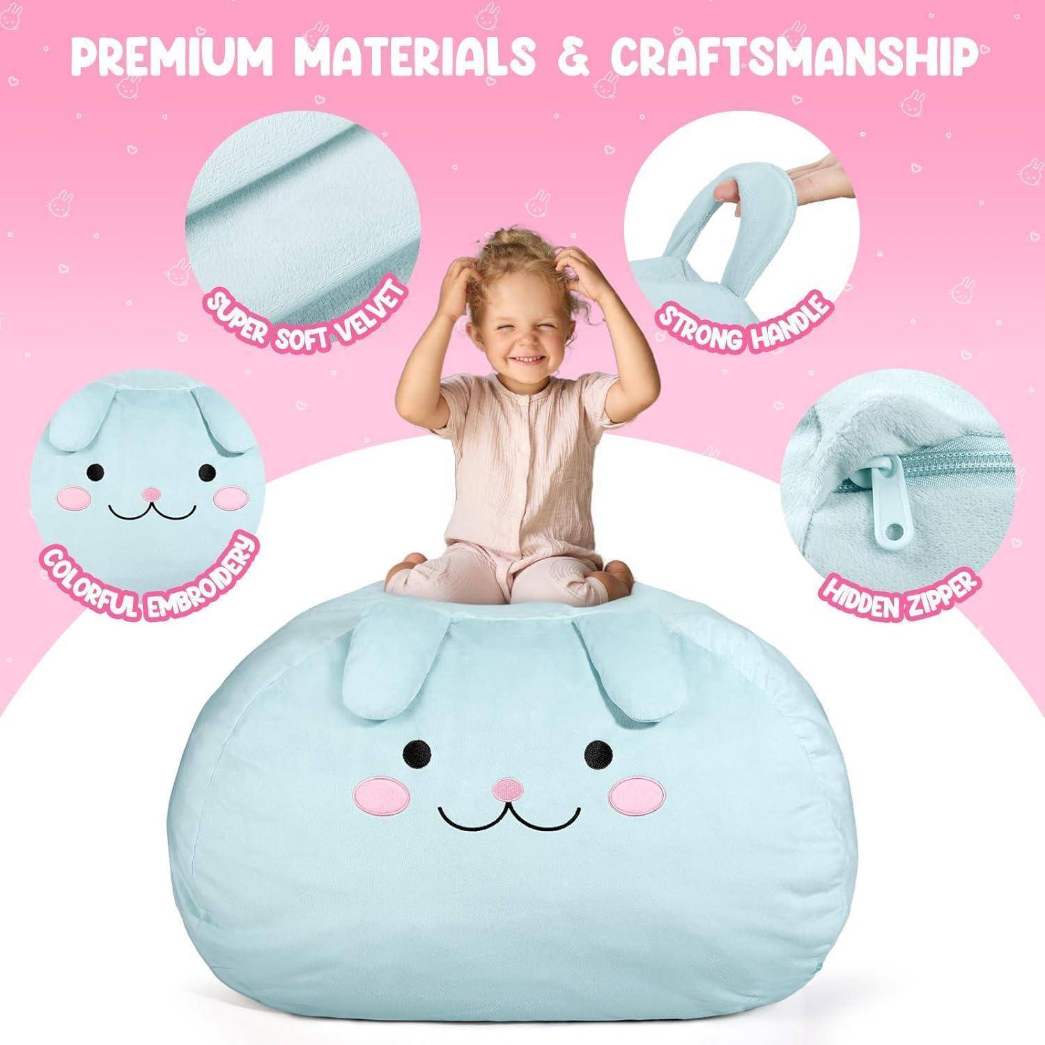 Pinke Produktanzeige für einen blauen Plüsch-Sitzsack mit lachendem Gesicht, gezeigt mit einem Kind und Funktionshinweisen: superweiches Samt, starker Griff, bunte Stickerei, versteckter Reißverschluss.