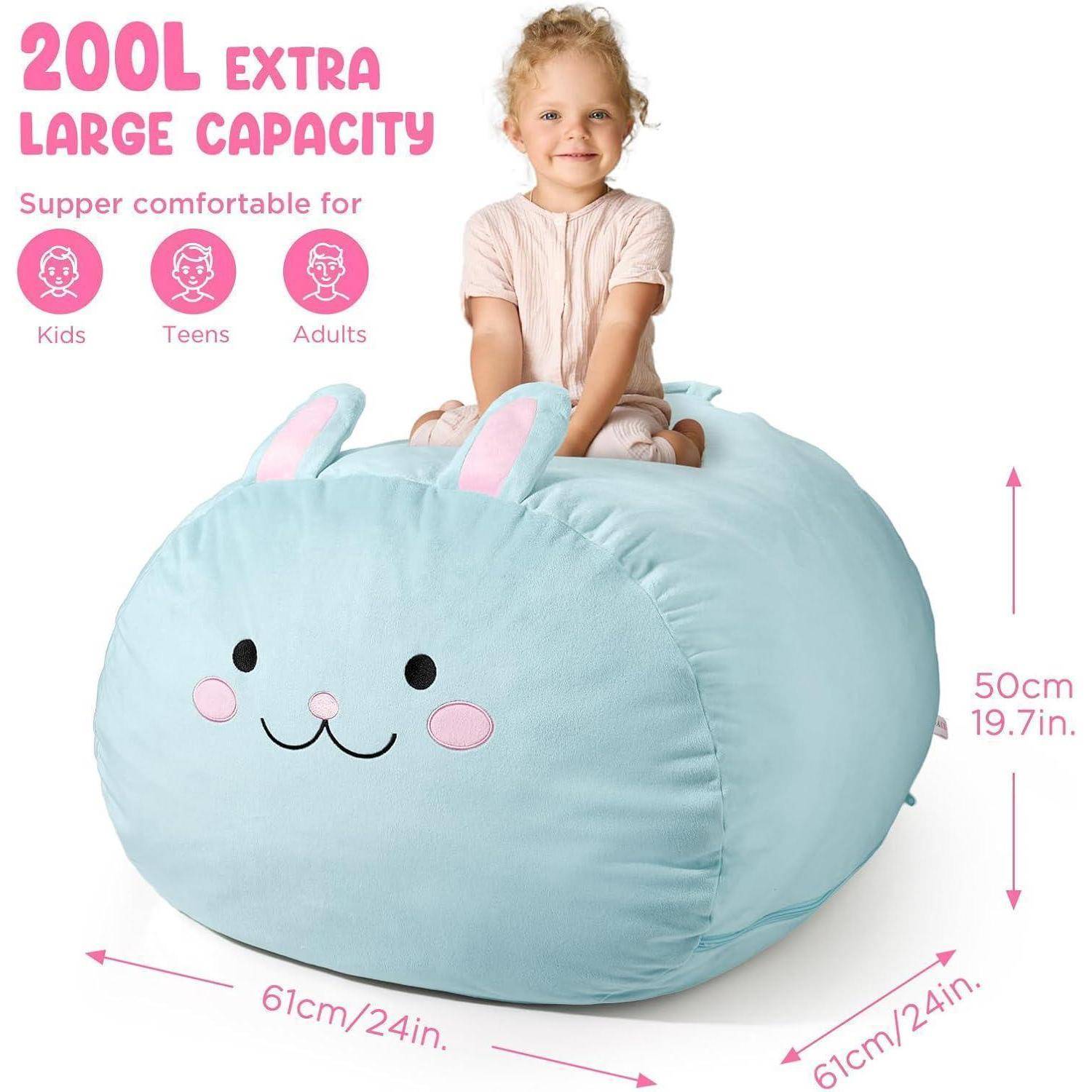 Ein entzückendes Kind sitzt auf einem hellblauen, kaninchenförmigen Sitzsack mit der Aufschrift „200L extra große Kapazität", geeignet für Kinder, Jugendliche und Erwachsene; Größe 61 cm x 61 cm x 50 cm.