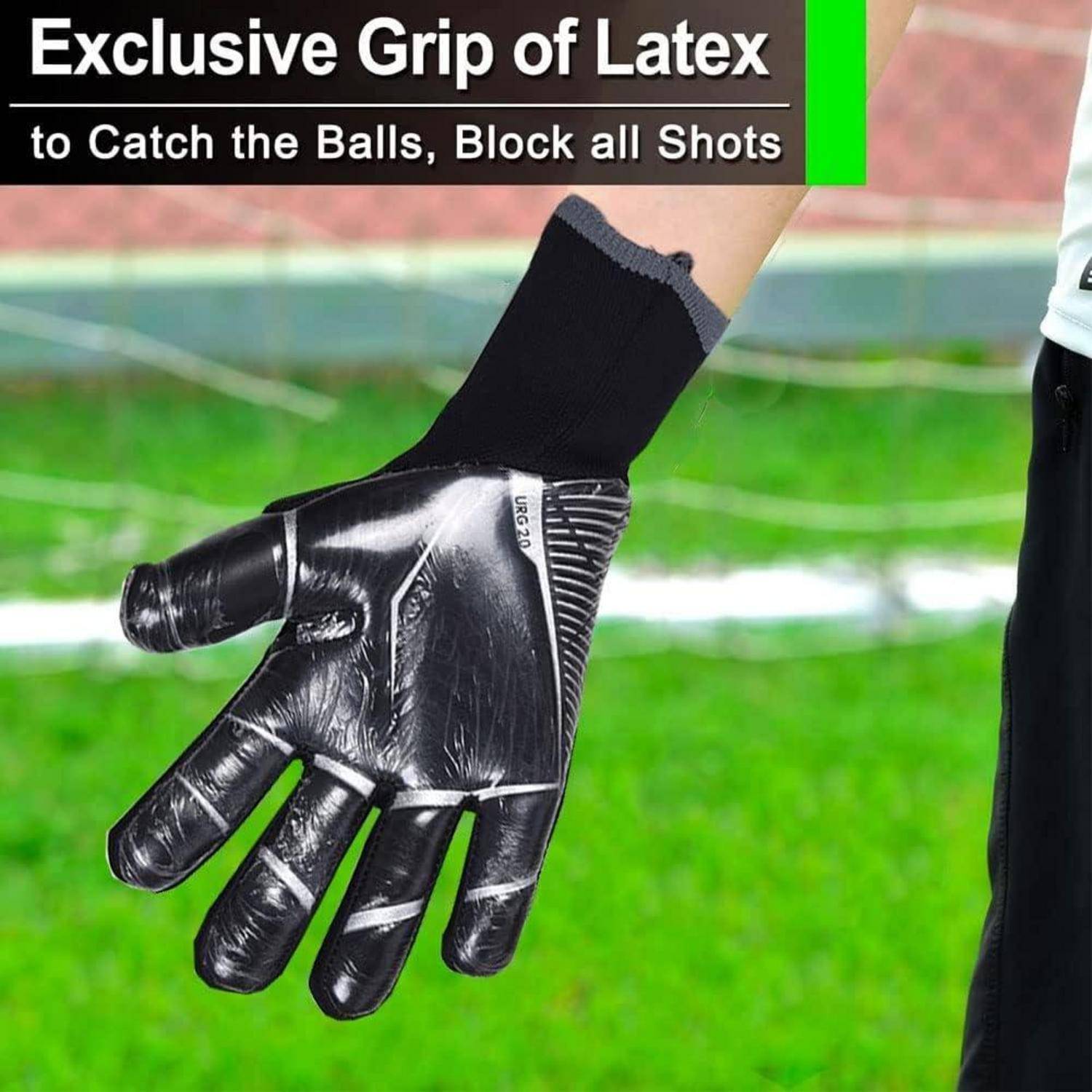Schwarzer Latex-Torwarthandschuh an der Hand eines Fußballspielers, mit Text, der lautet „Exklusiver Griff aus Latex zum Fangen der Bälle, Alle Schüsse abwehren