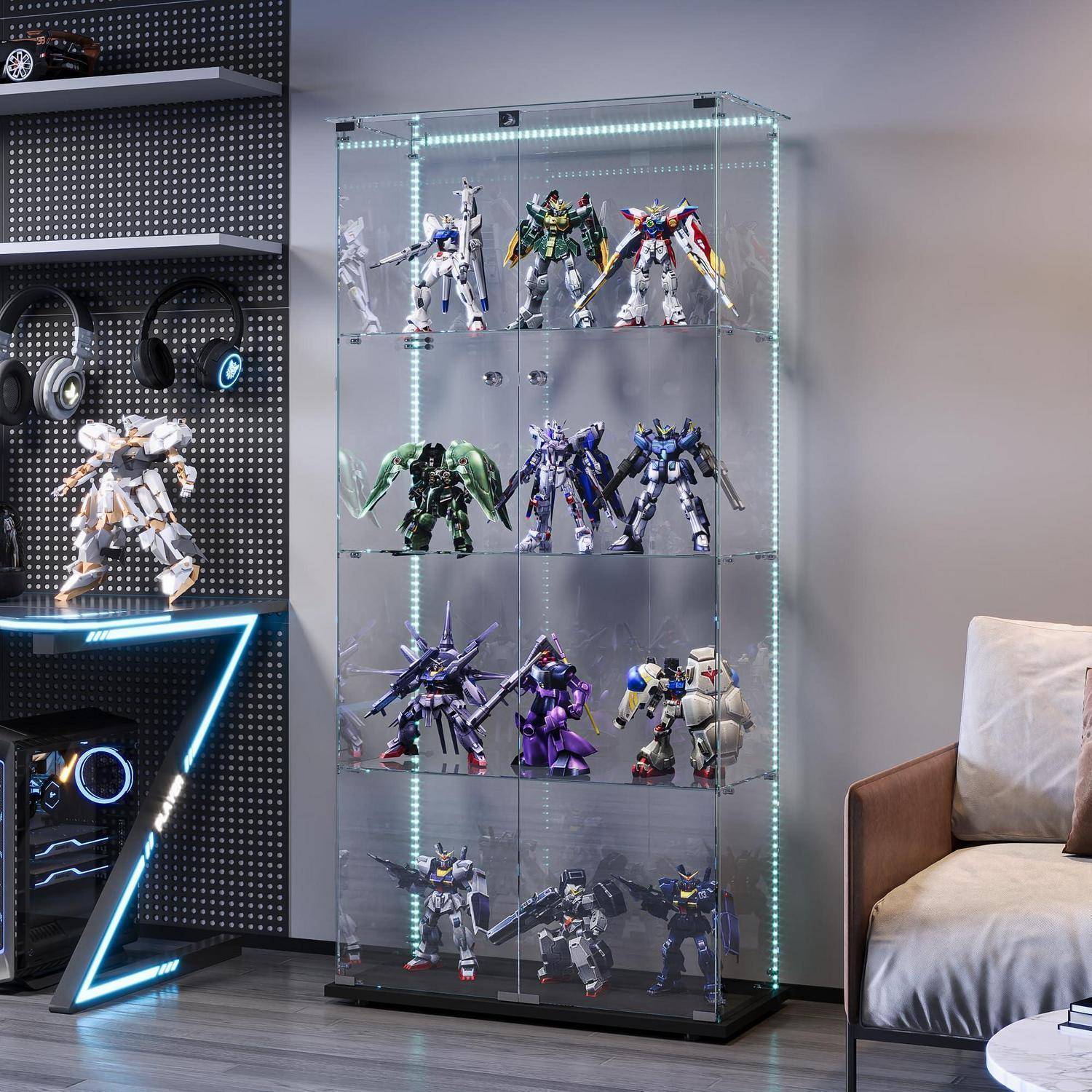 Glasvitrine mit LED-Beleuchtung, in der mehrere Gundam-Modellfiguren ausgestellt sind; in der Nähe befinden sich ein Gaming-Setup und ein Sofa.