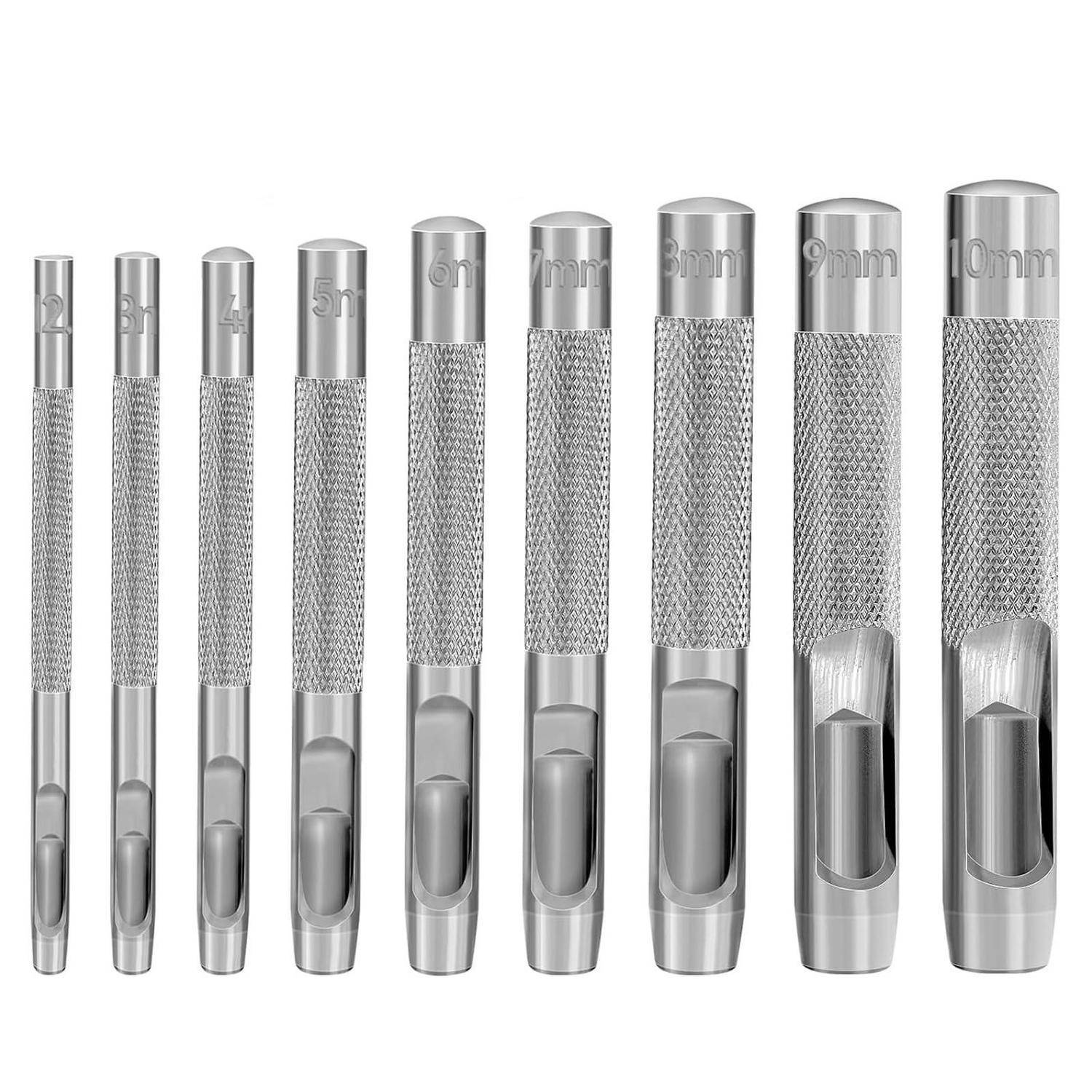 Neun silberne Metallstempel oder Meißel, nach Größe von 2 mm bis 10 mm sortiert, auf weißem Hintergrund.