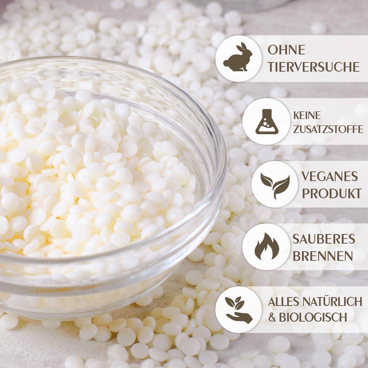 Glasschale mit weißen Wachspellets und deutschen Etiketten, die grausamkeitsfrei, additivfrei, vegan, sauber brennend und vollständig natürlich/biologisch kennzeichnen.