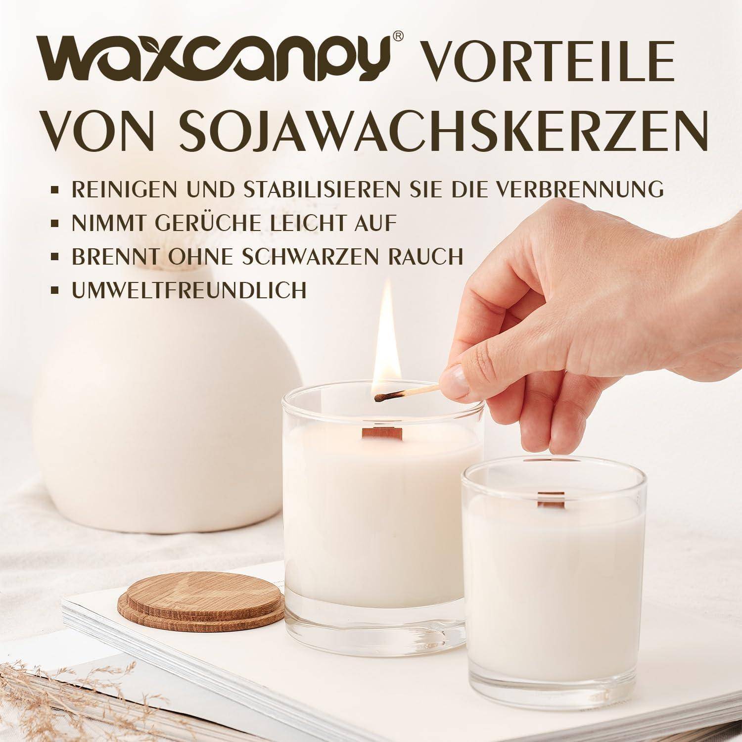 Hand zündet eine Sojake­rze neben Text an, der Vorteile auflistet: reinigt und stabilisiert die Verbrennung, reduziert Geruch, brennt ohne schwarzen Rauch und ist umweltfreundlich.