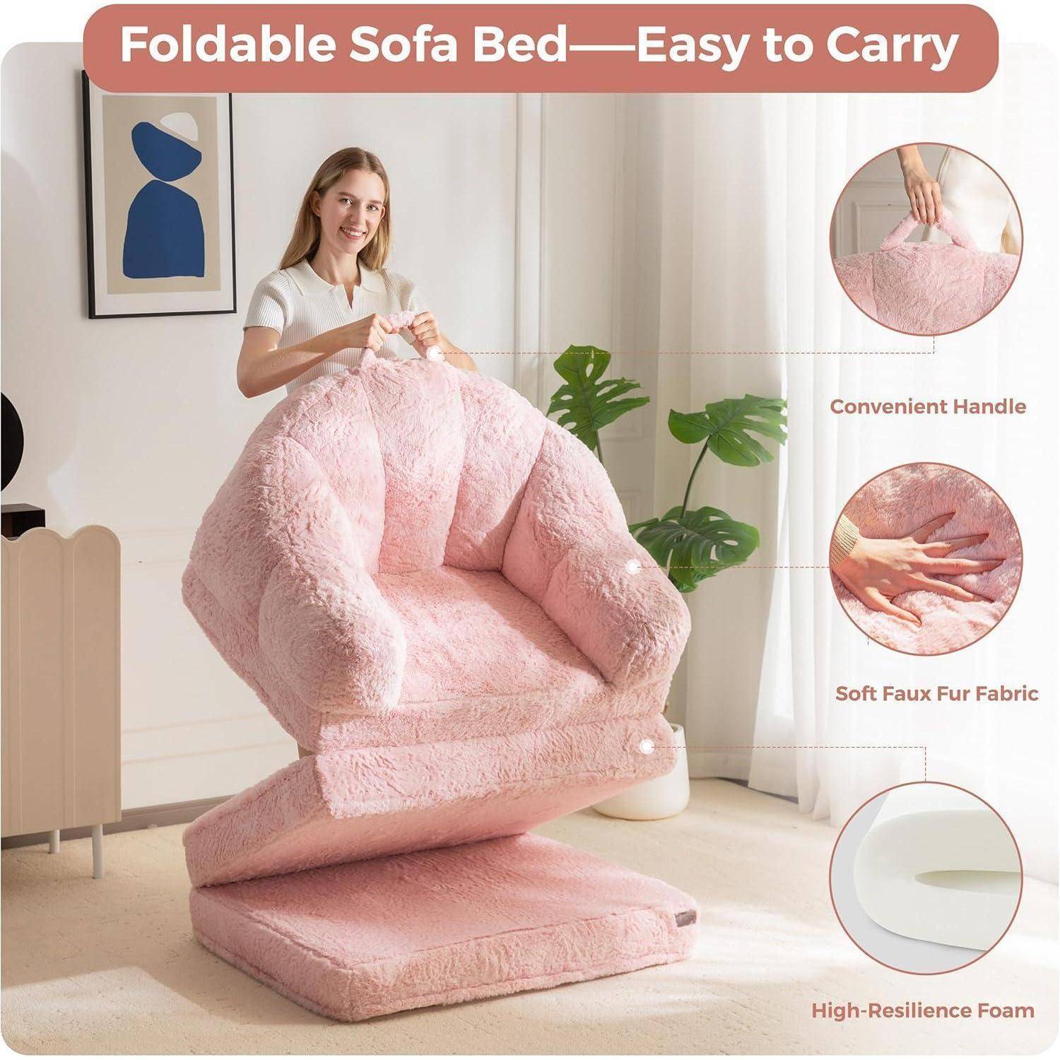 Eine Frau klappt ein rosa klappbares Schlafsofa in einem hellen Raum aus; Hinweise heben einen praktischen Griff, weiches Kunstfellstoff und hochelastischen Schaumstoff hervor.