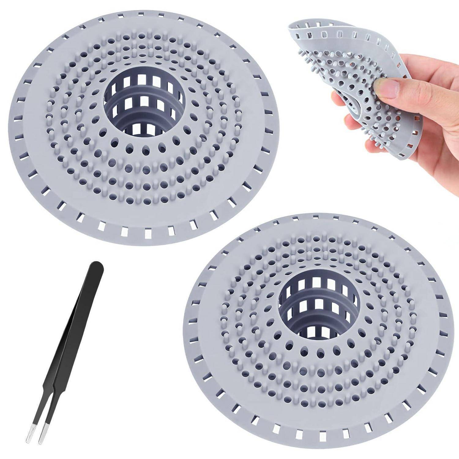 Zwei graue flexible runde Haarfänger für Abflüsse mit einem Mittelloch, gezeigt mit einer Hand, die einen biegt, und einem schwarzen Pinzettenwerkzeug.