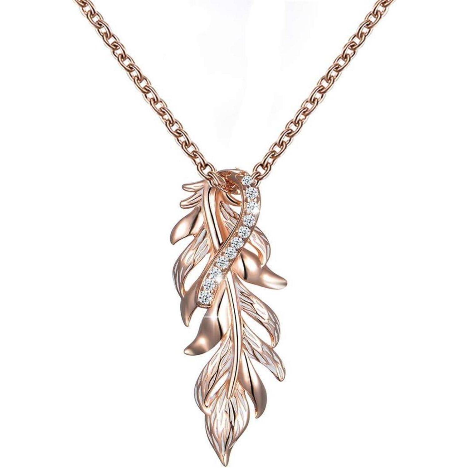 Anhänger-Halskette aus Roségold mit Federmotiv und geschwungener Reihe aus kleinen transparenten Steinen auf weißem Hintergrund.