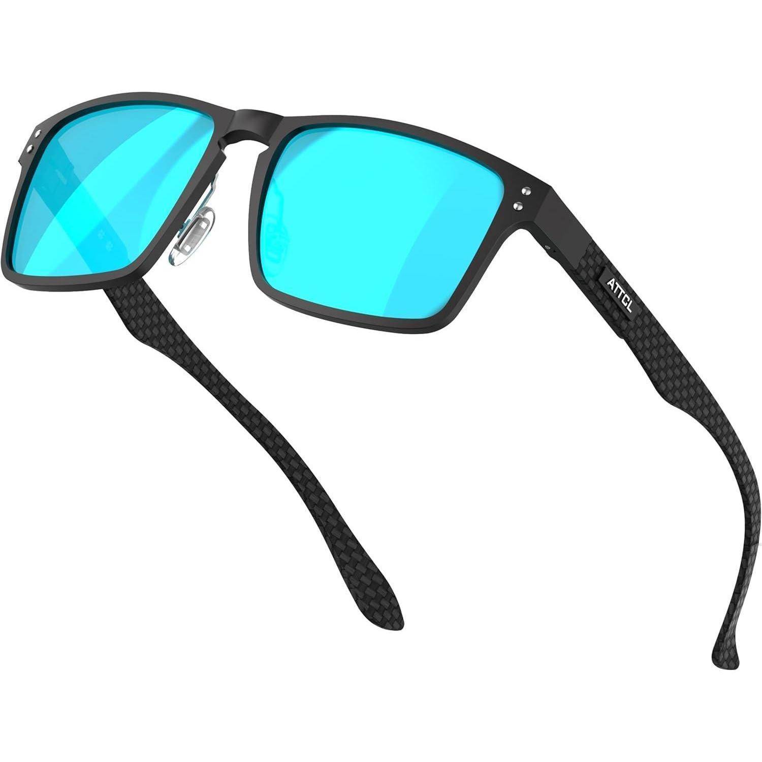 Schwarze rechteckige Sonnenbrille mit leuchtend blauen verspiegelten Gläsern und strukturierten Armen im Kohlefaser-Stil auf weißem Hintergrund.