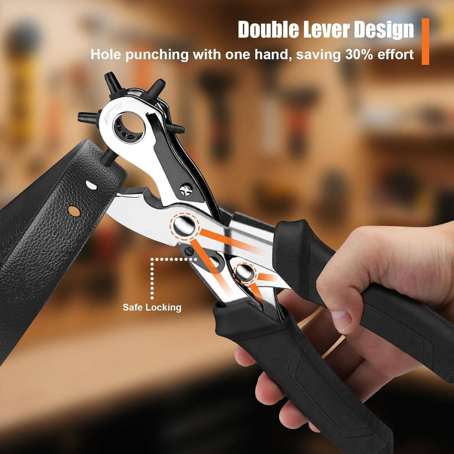 Hand hält eine doppelhebelgetriebene Lederlochzange, die auf einem Riemen eingespannt ist, mit den Texten „Doppelhebeldesign", „Lochstanzung mit einer Hand, 30 % Kraftersparnis"" und „Sichere Verriegelung"".