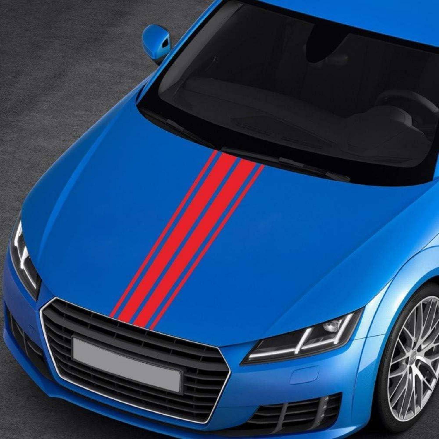 Blauer Sportwagen mit roten Rennstreifen von oben auf einer dunklen Straßenoberfläche betrachtet.