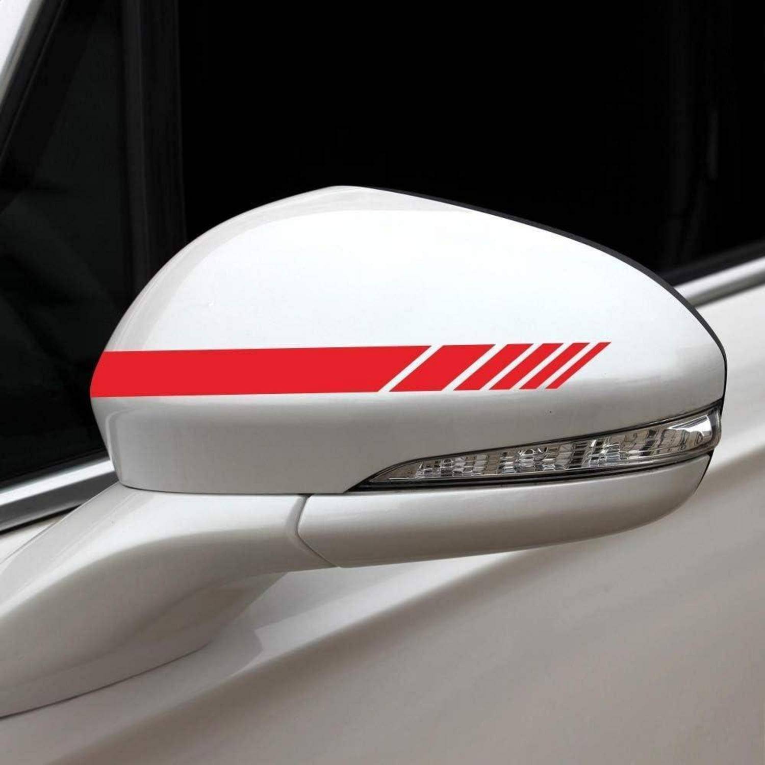 Nahaufnahme eines weißen Seitenspiegels eines Autos mit einem roten Rennstreifen und integriertem Blinklicht.