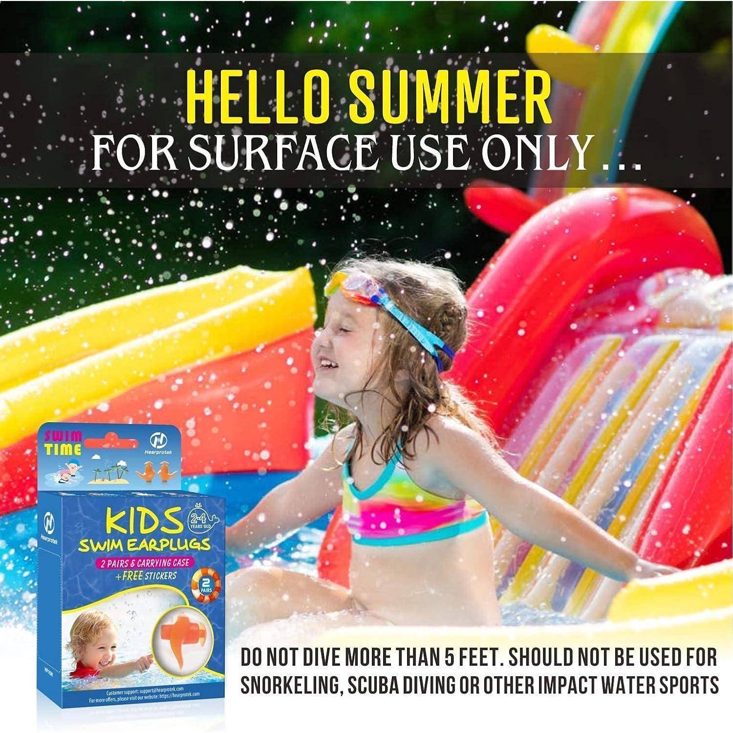Werbebild eines Kindes, das Kinder-Schwimm-Ohrstöpsel in einem Wasserpark trägt, mit dem Text 