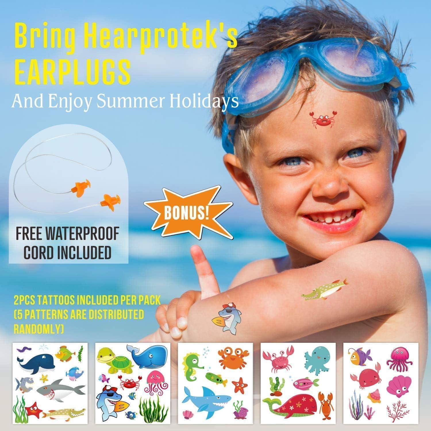 Werbebild eines lachenden Kindes mit blauen Schwimmbrillen am Strand, das Hearprotek-Ohrstöpsel für Sommerferien bewirbt, mit Bonus, kostenlosem wasserdichtem Kabel und Tattoo-Designs im Lieferumfang enthalten.