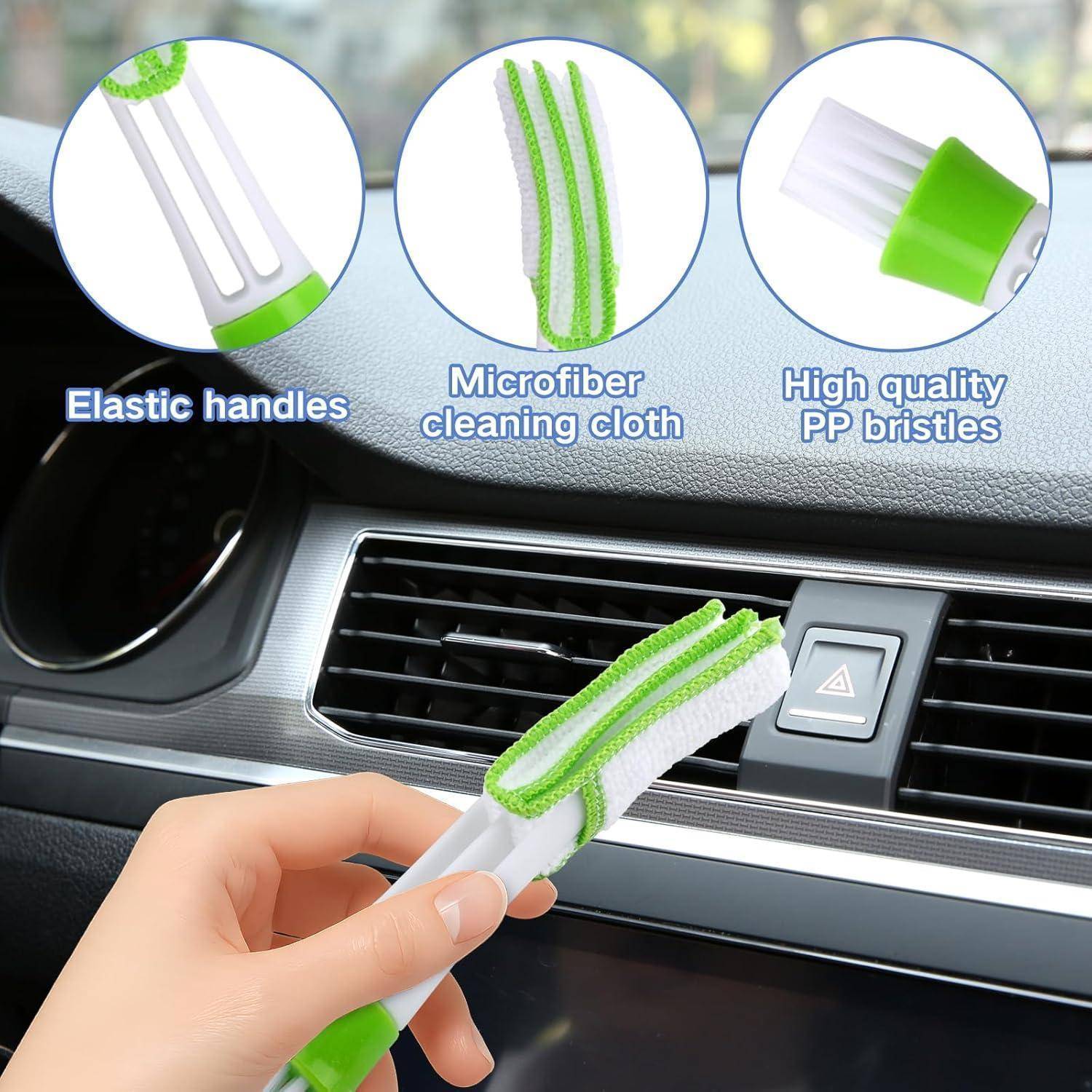 Hand mit grün-weißer Mikrofaser-Autolüftungsbürste zur Reinigung einer Armaturenbrett-Lüftungsöffnung, mit Beschriftungen für elastische Griffe, Mikrofasertuch und PP-Borsten.