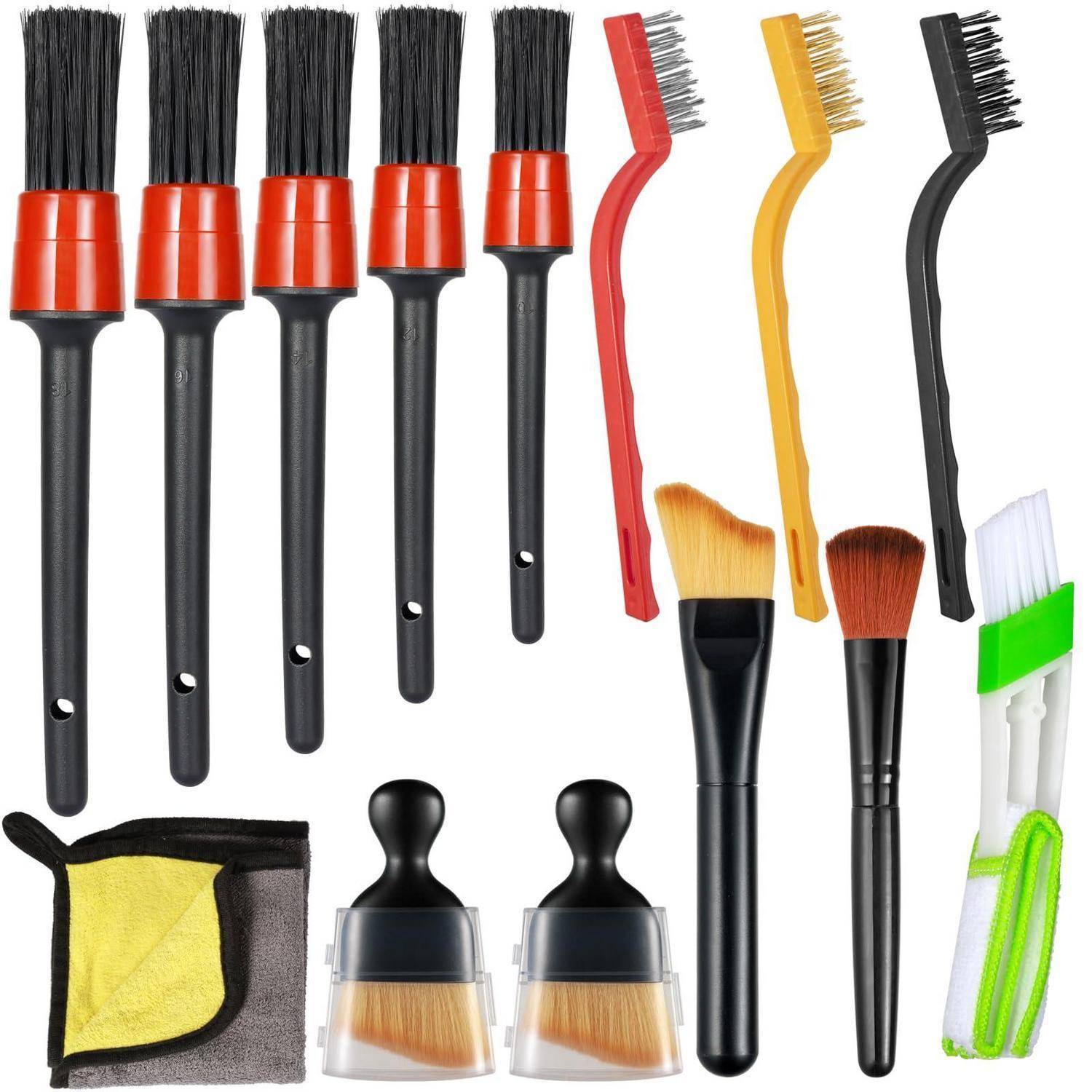 Sortierter Reinigungsbürsten- und Staubwedel-Set, bestehend aus Werkzeugen im Pinselstiil, gewinkelte Schrubbbürsten, Kehrschaufel-Tuch und kleine Besen auf weißem Hintergrund.