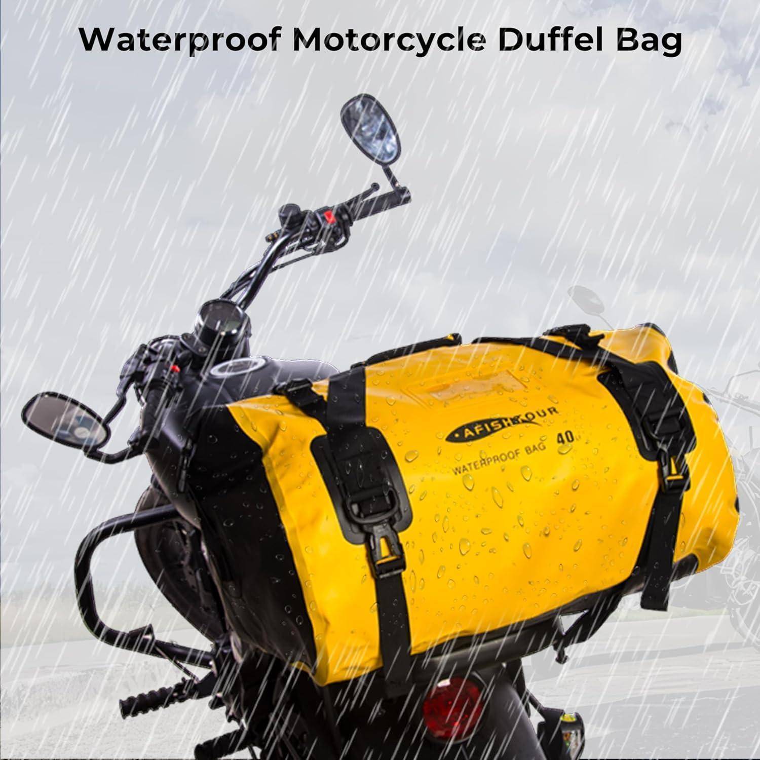 Gelbe wasserdichte Motorrad-Reisetasche, über ein Motorrad gespannt, bei starkem Regen, mit dem Text „Wasserdichte Motorrad-Reisetasche" oben.