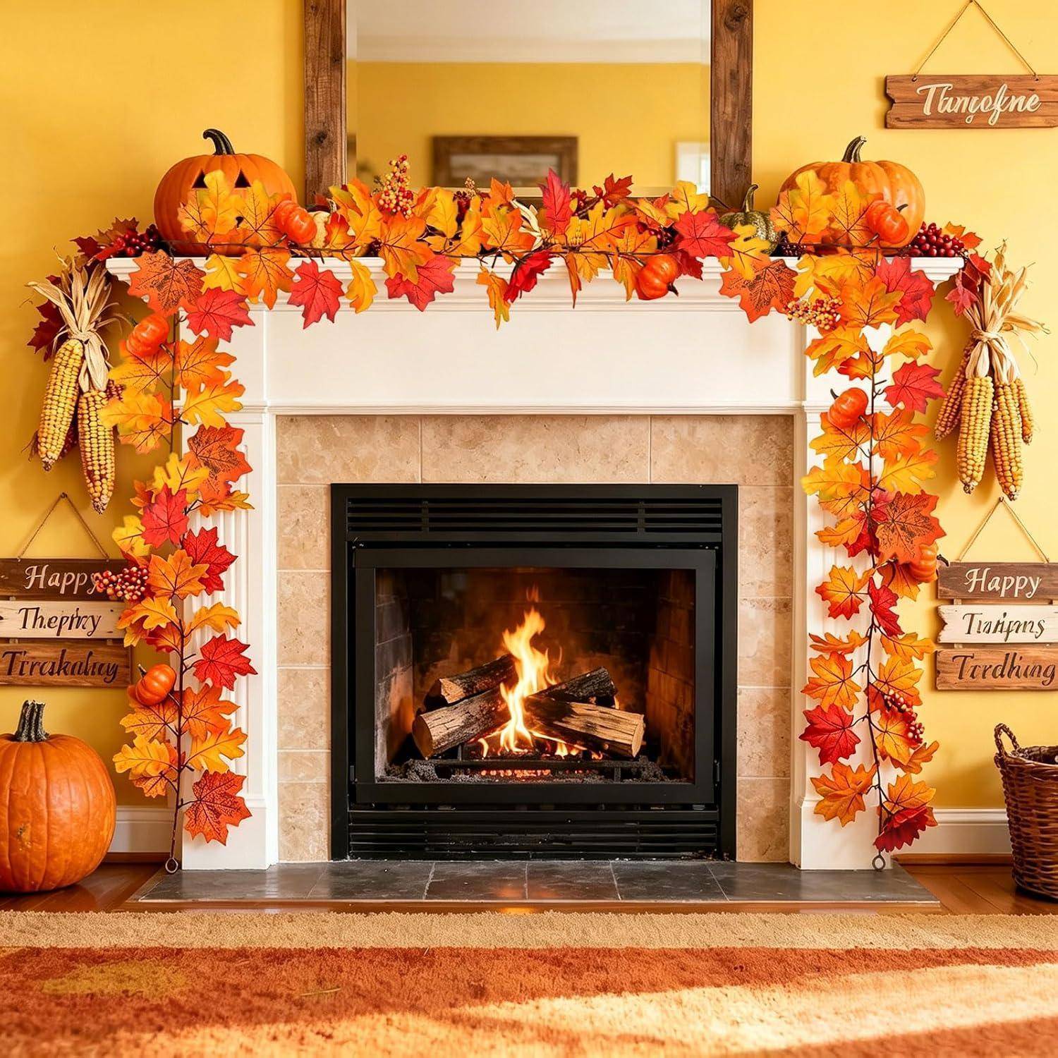 Herbstlich dekorierter Kamin mit loderndem Feuer, Kürbissen, Herbstblättern, Mais und Erntedank-Schildern in einem gemütlichen Wohnzimmer.