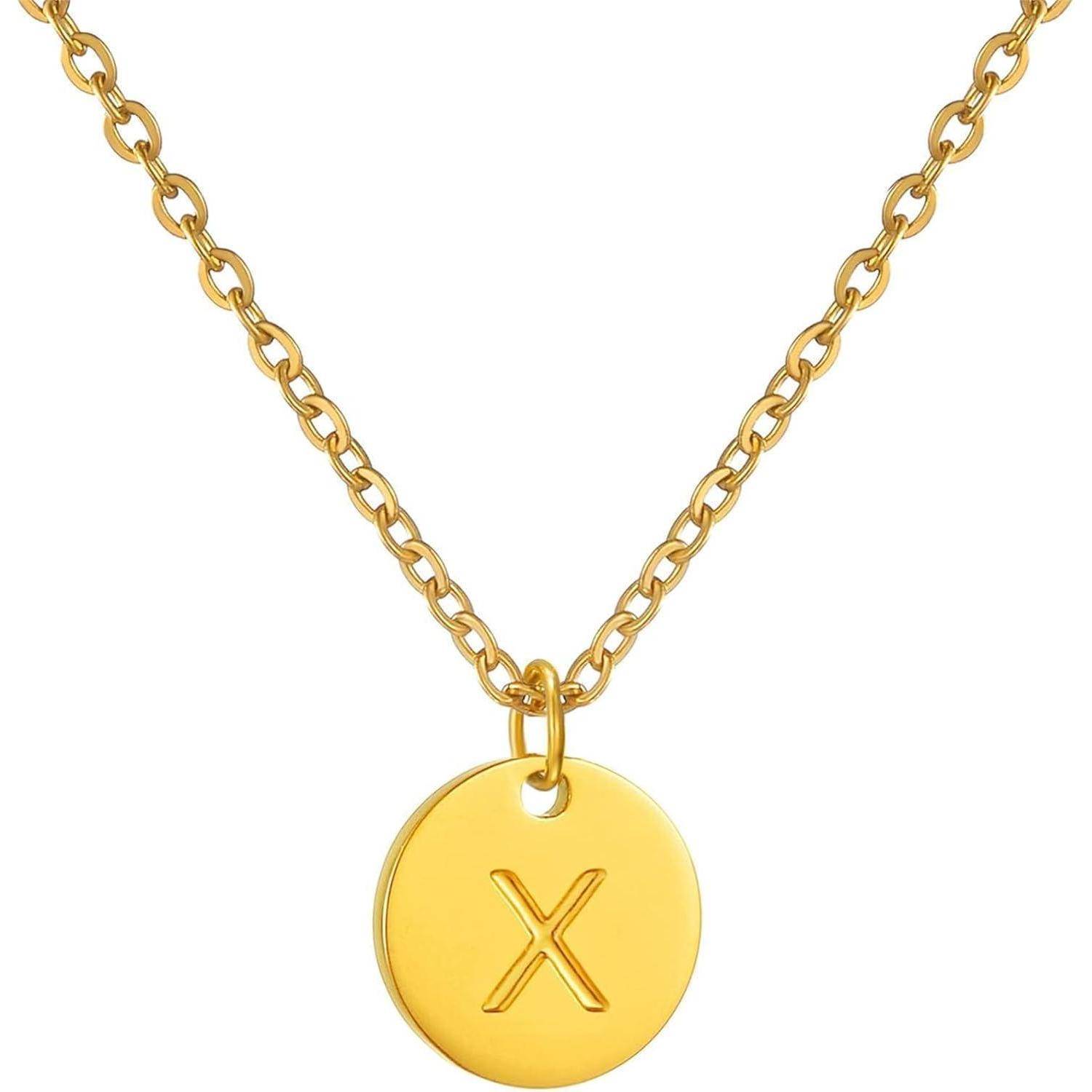 Goldkettenhalsband mit rundem Anhänger, auf dem der Buchstabe X auf weißem Hintergrund eingraviert ist.