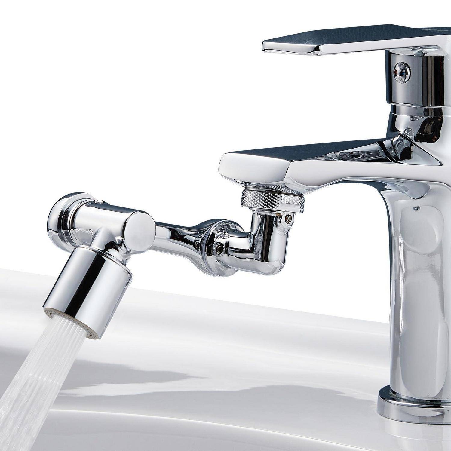 Chrom-Badezimmerhahn mit schwenkbarem Strahlregler, der Wasser gegen einen einfachen weißen Hintergrund sprüht.