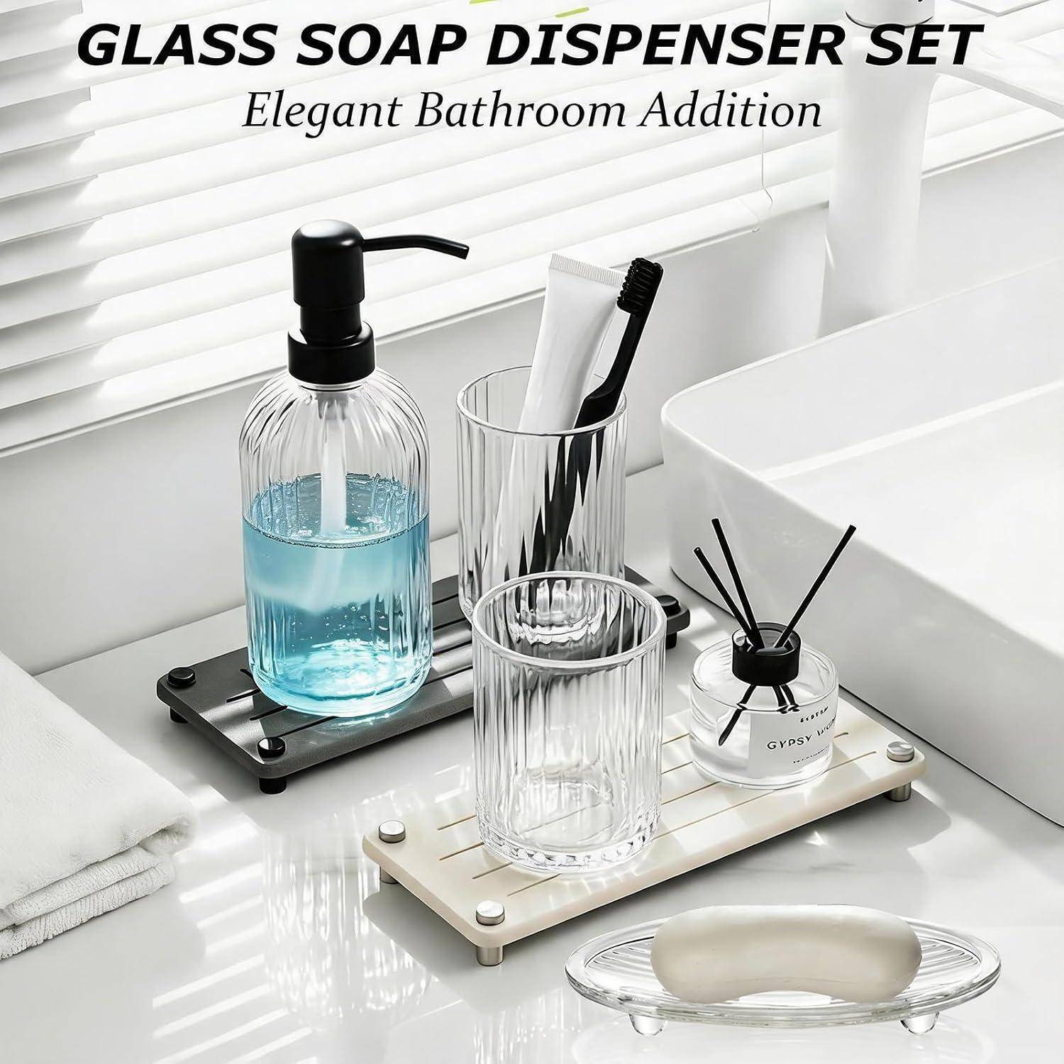 Glassseifenspender-Set auf Badezimmerablage mit Pumpflasche, Zahnbürstenhalter, Becher und Raumdiffusor; Text lautet „GLASSSEIFENSPENDER-SET" und „Elegante Badezimmererweiterung"".