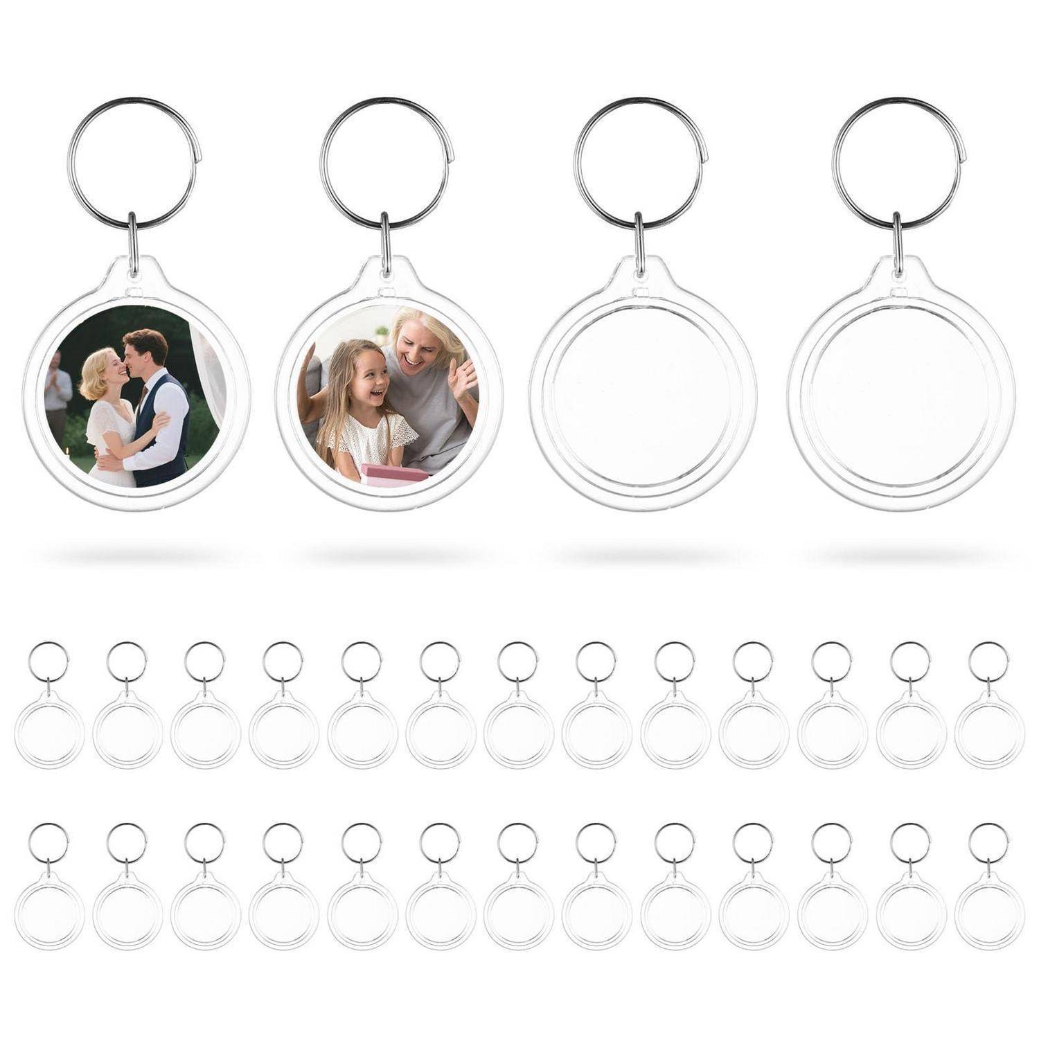 Klare runde Acryl-Schlüsselanhänger mit Metallringen, in mehreren Größen gezeigt; zwei Beispiele enthalten eingefügte Familienfotos, andere sind leer zum Personalisieren.