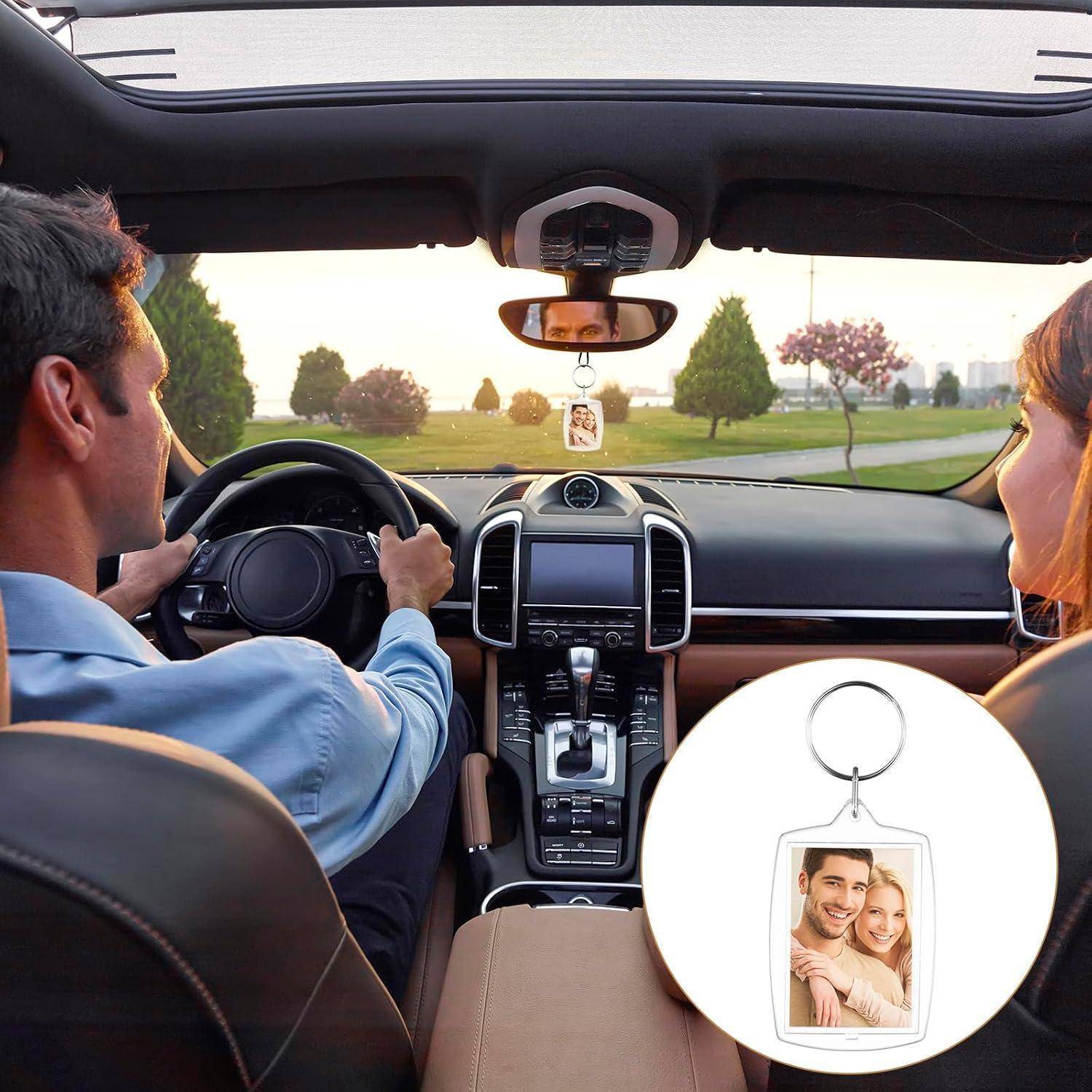 Ein Paar fährt in einem Cabrio bei Sonnenuntergang; ein Schlüsselanhänger mit einem Foto des Paares wird als personalisiertes Autozubehör hervorgehoben.