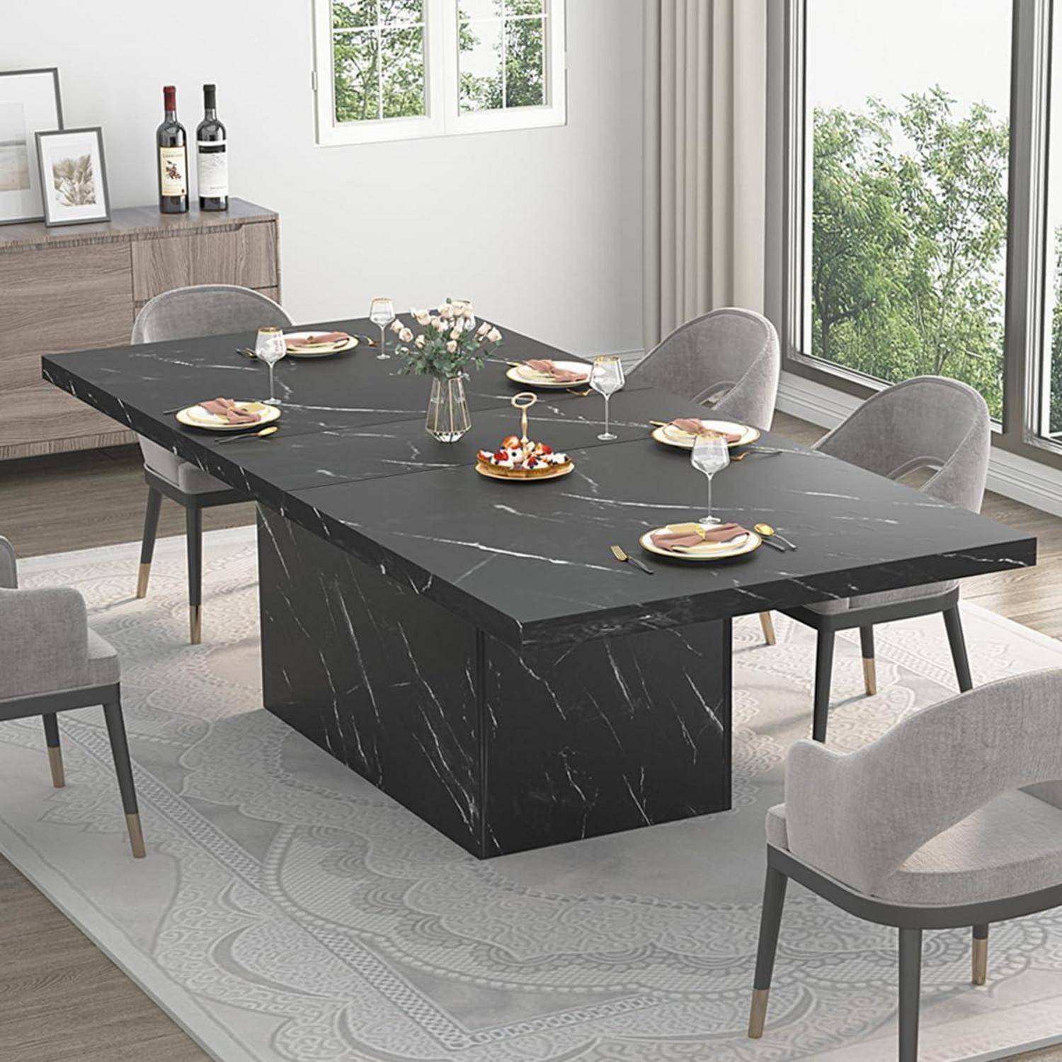 Modernes Esszimmer mit einem rechteckigen Tisch in Schwarzmarmor-Optik, sechs grauen Stühlen, Tischgedecken und Fensterblick auf Grünanlagen.