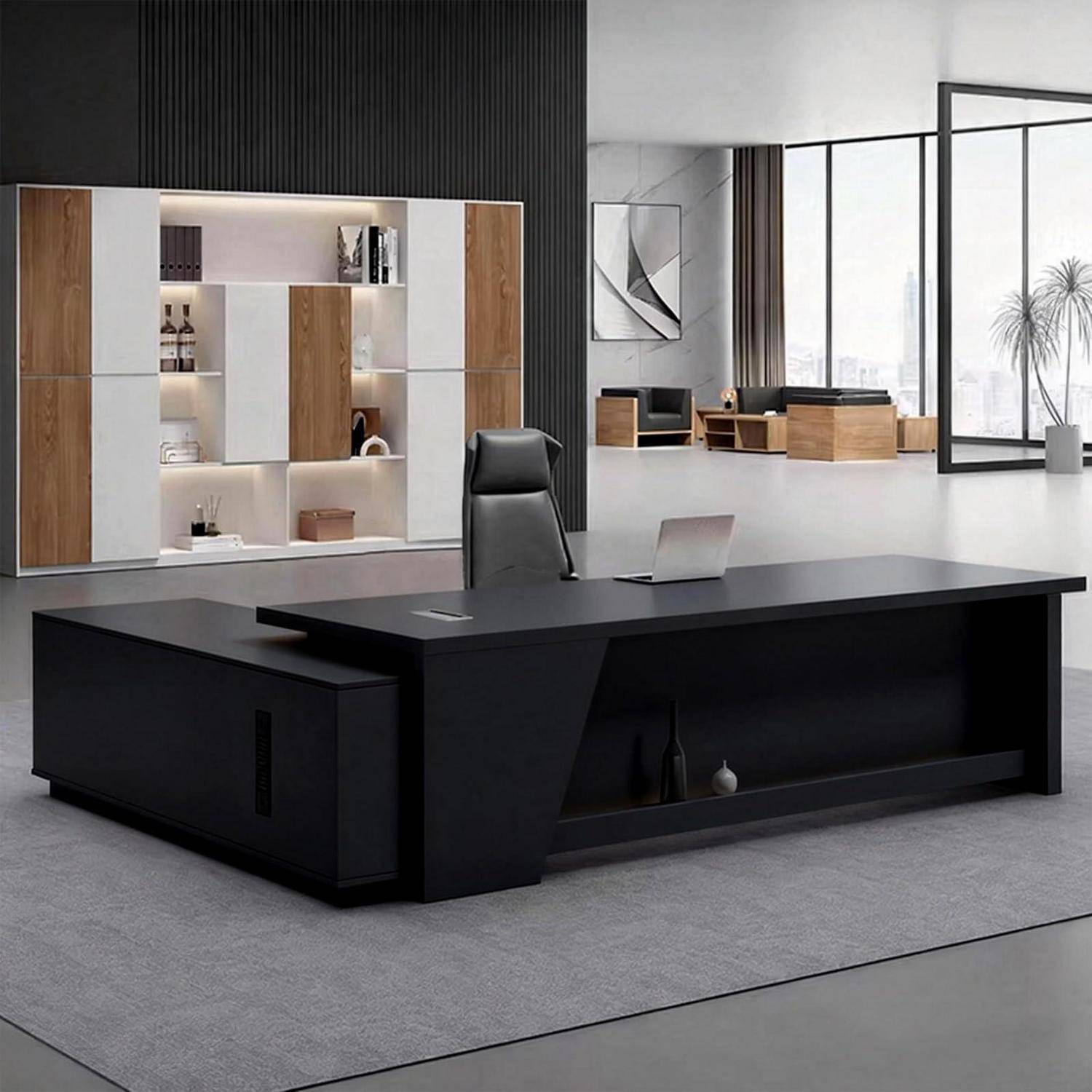Modernes Büro mit großem schwarzem Schreibtisch und Stuhl in der Vordergrund, gegen weiße Regale und Holzschränke in einem minimalistischen Arbeitsbereich.