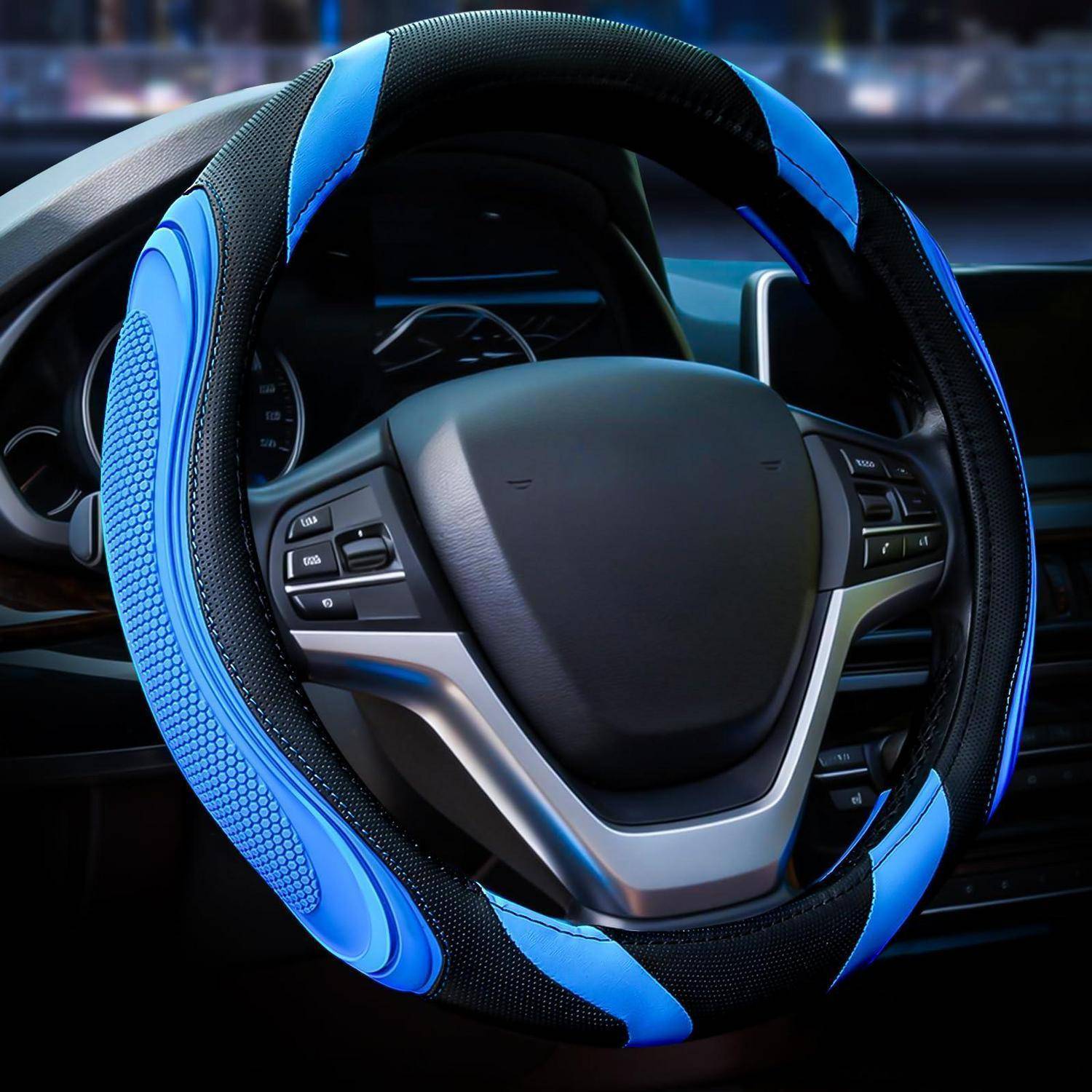Nahaufnahme einer schwarzblauen Lenkradabdeckung auf einem Autolenkrad, die einen sportlichen strukturierten Griff und integrierte Steuertasten zeigt.