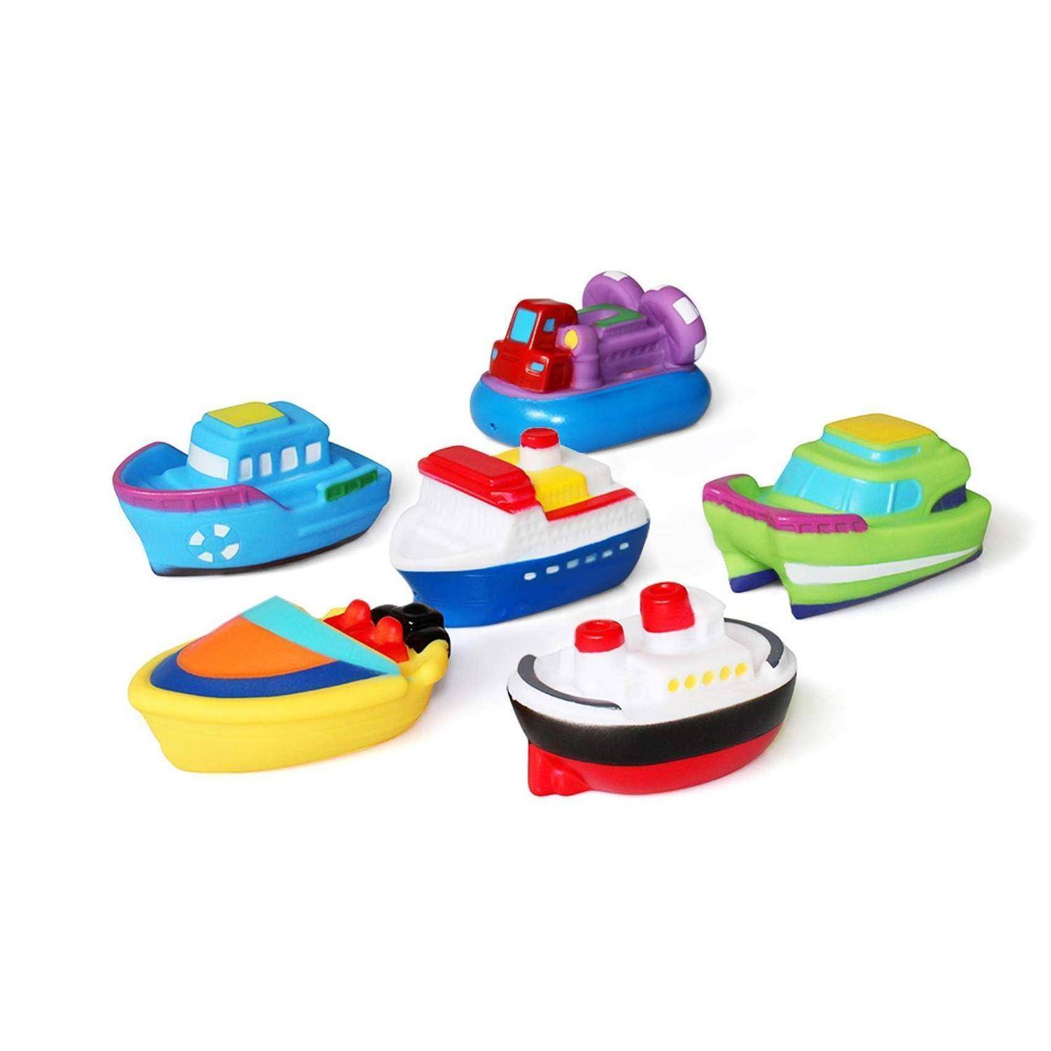 Fünf bunte Spielzeugboote auf weißem Hintergrund angeordnet, einschließlich einer rot-weißen Fähre, einem blauen Boot, einem grünen Boot, einem gelben Schnellboot und einem violetten Schlepper.