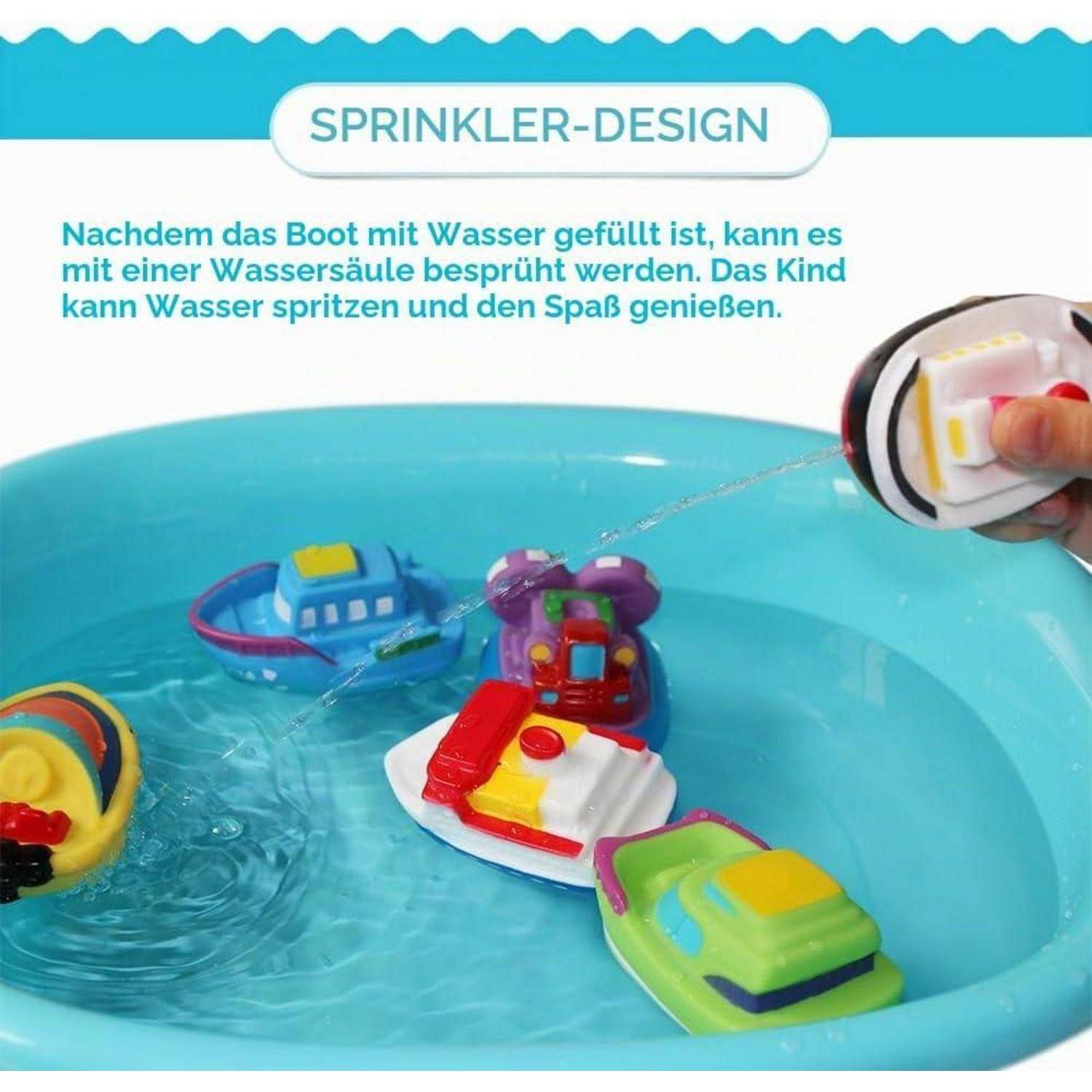 Spielzeugboote schwimmen in einem wassergefüllten Becken, während ein Kind Wasser aus einem tragbaren Sprühgerät sprüht; der Text lautet „SPRINKLER-DESIGN